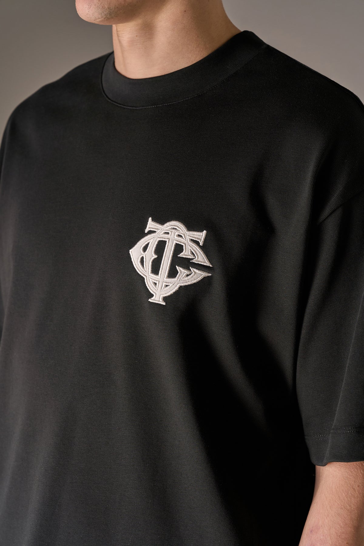 APPLIQUE MONOGRAM EMBLEM T-SHIRT - BLACK