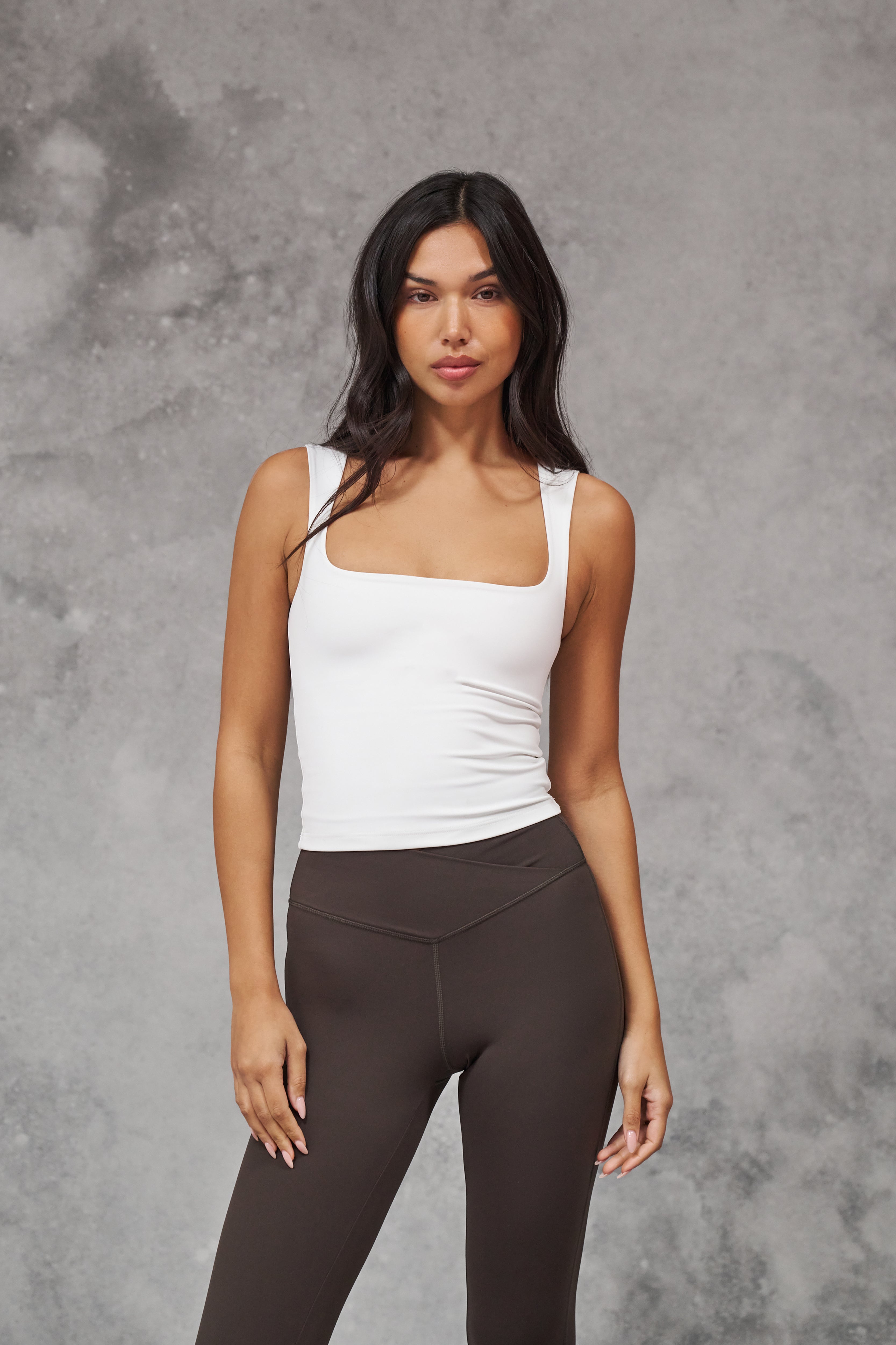 SCULPTING STRETCH SCOOP NECK TOP - WHITE
