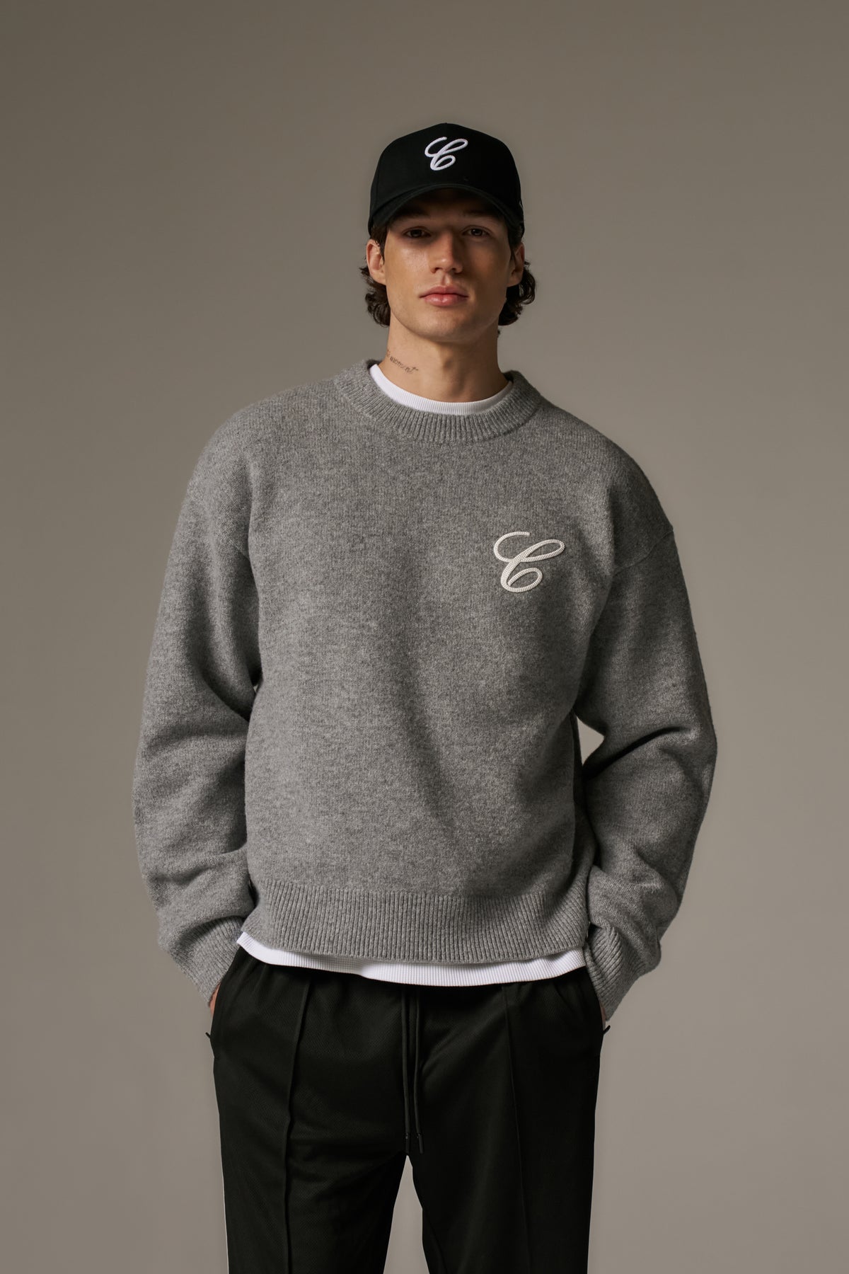 C EMBROIDERY KNITTED CREW - GREY MARL