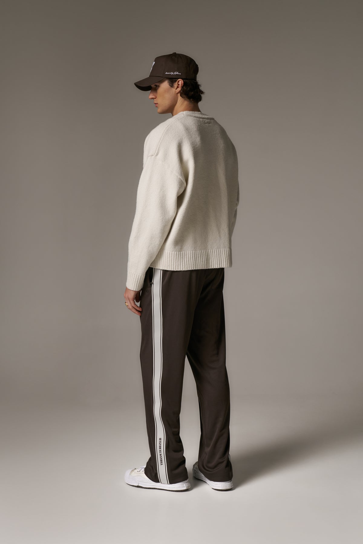 C EMBROIDERY KNITTED CARDIGAN - OFF WHITE