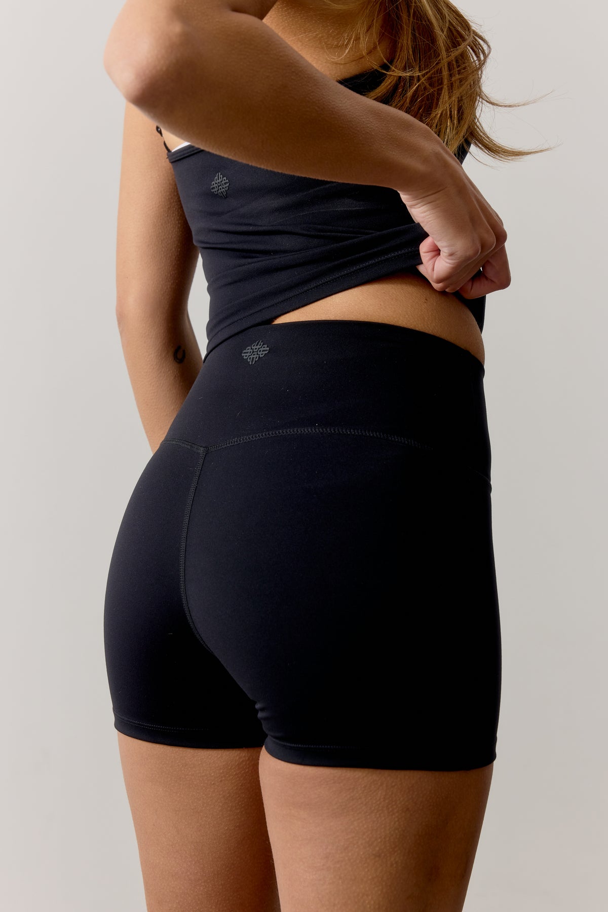 SCULPTING STRETCH MINI SHORTS - BLACK