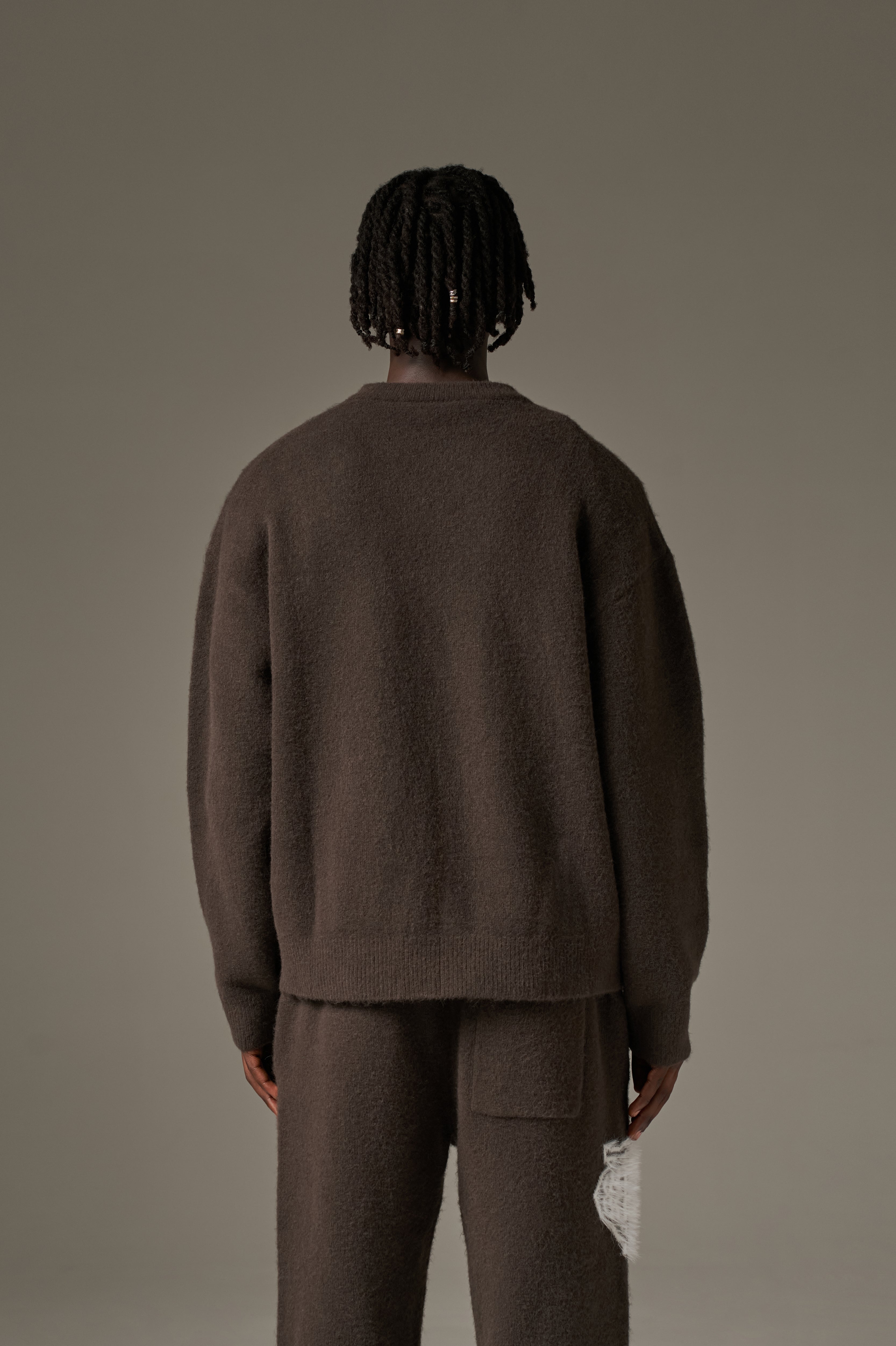 MONOGRAM FLUFFY KNIT CREW - BROWN
