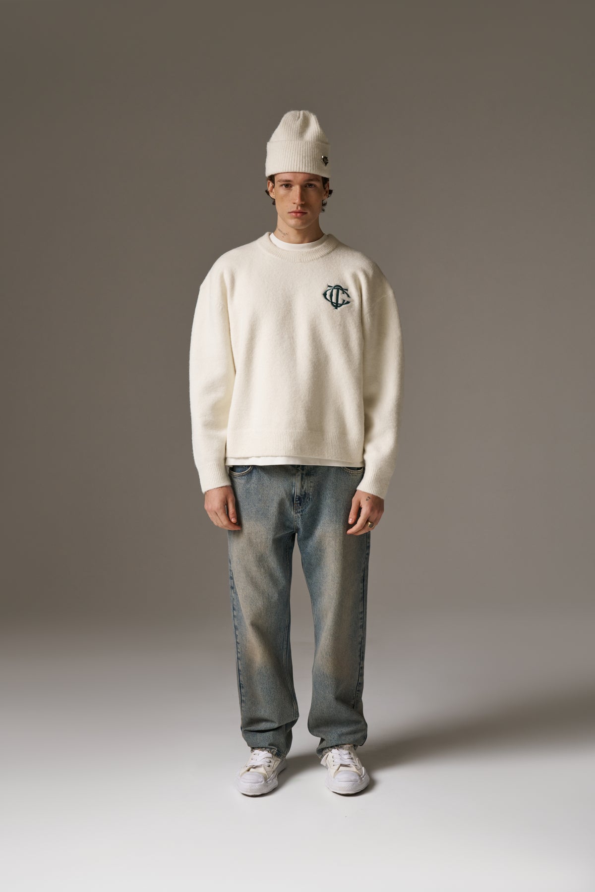 VINTAGE WASHED EMBLEM STRAIGHT LEG JEANS - BLUE WASH