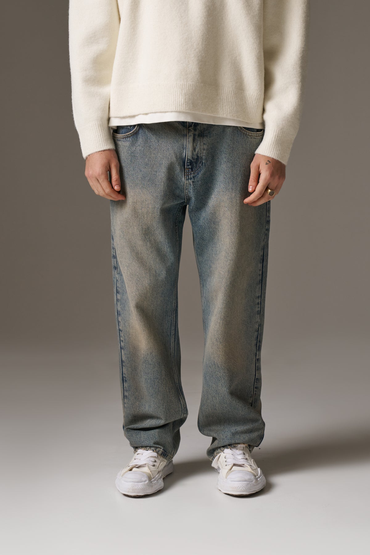 VINTAGE WASHED EMBLEM STRAIGHT LEG JEANS - BLUE WASH