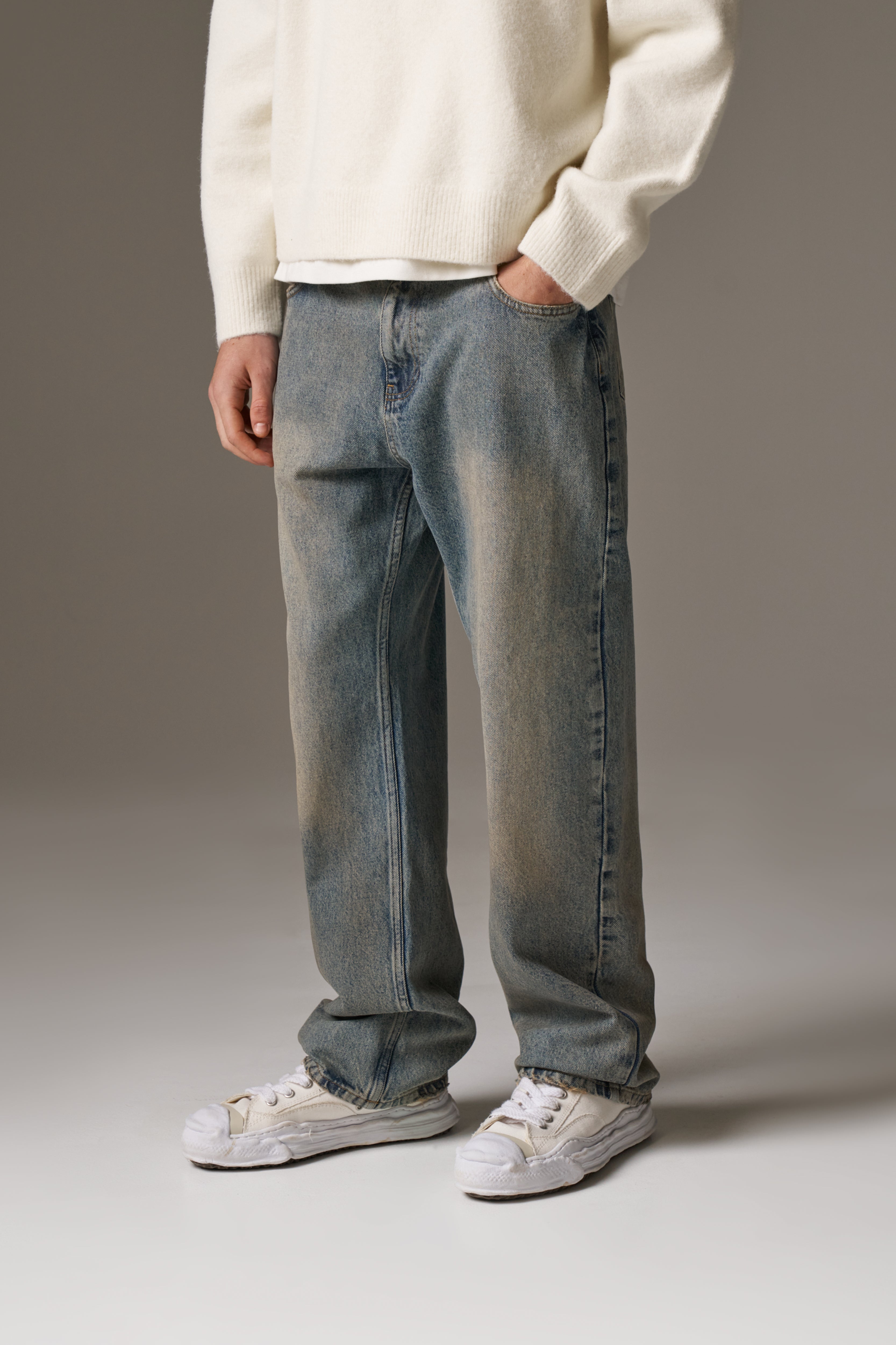 VINTAGE WASHED EMBLEM STRAIGHT LEG JEANS - BLUE WASH