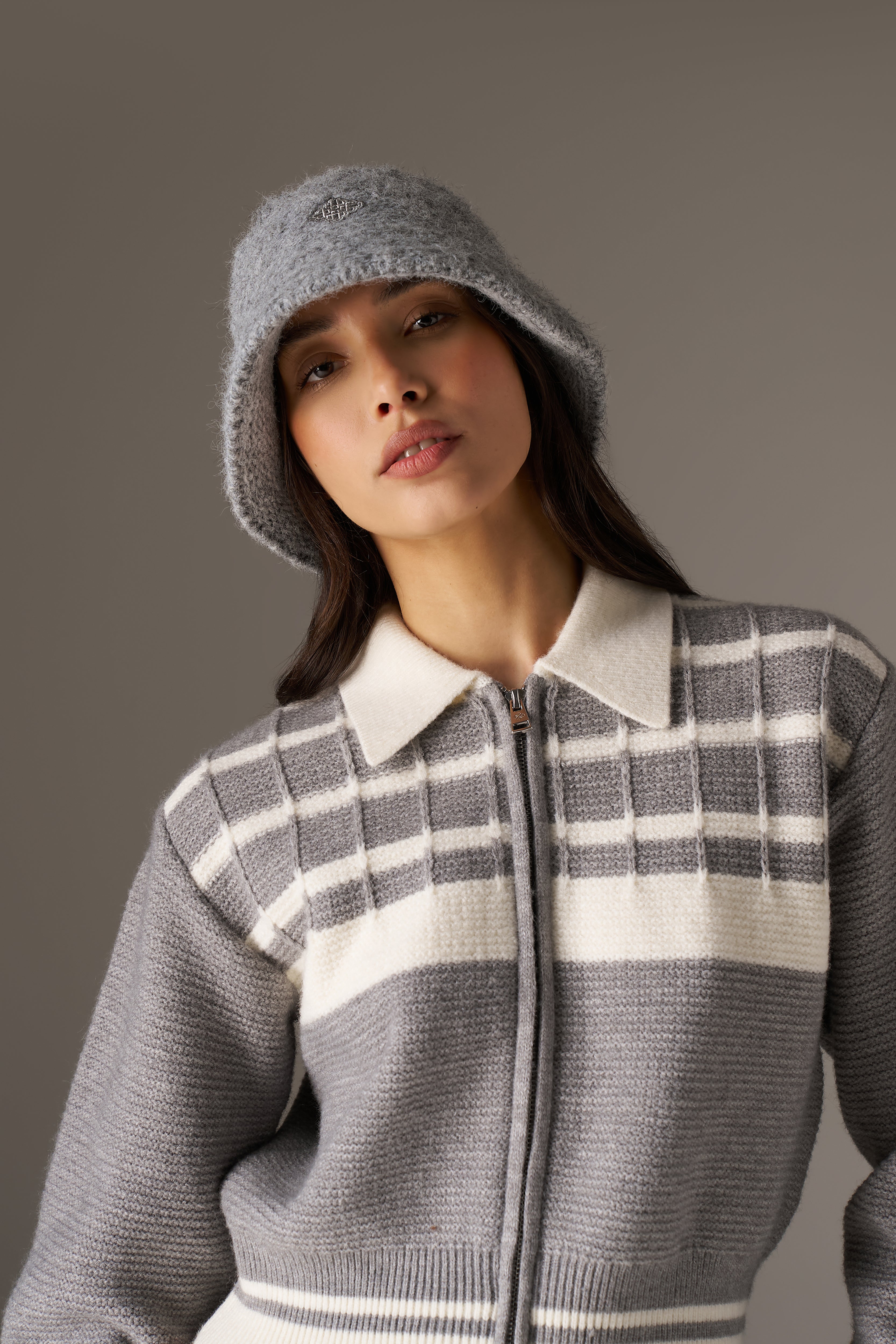 CONTRAST STRIPE KNITTED ZIP THROUGH - GREY