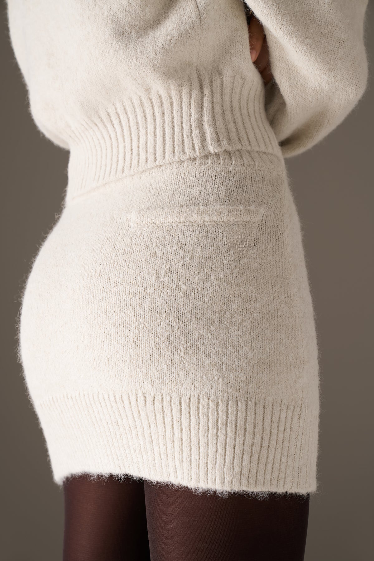 EMBLEM EMBROIDERED KNIT SKIRT - OAT