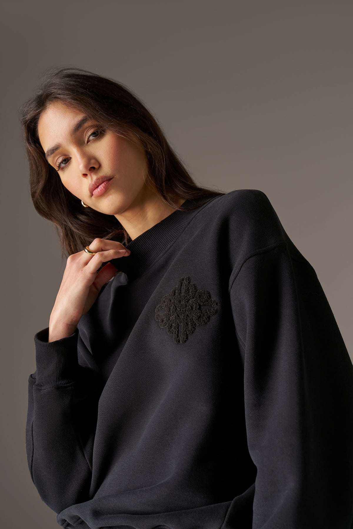 CHENILLE EMBLEM MOCK NECK CREW - BLACK