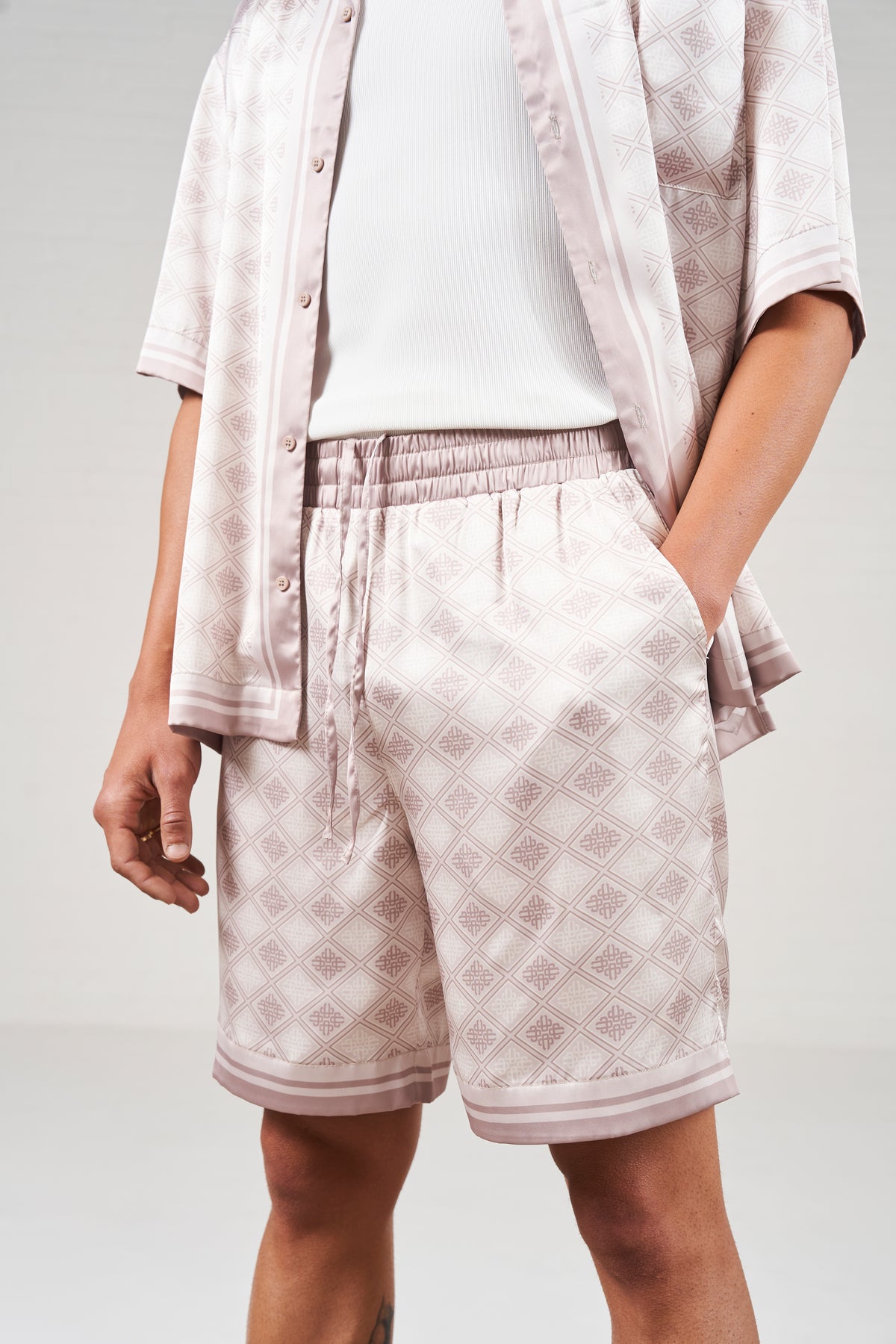 EMBLEM PRINT SHORTS - BEIGE