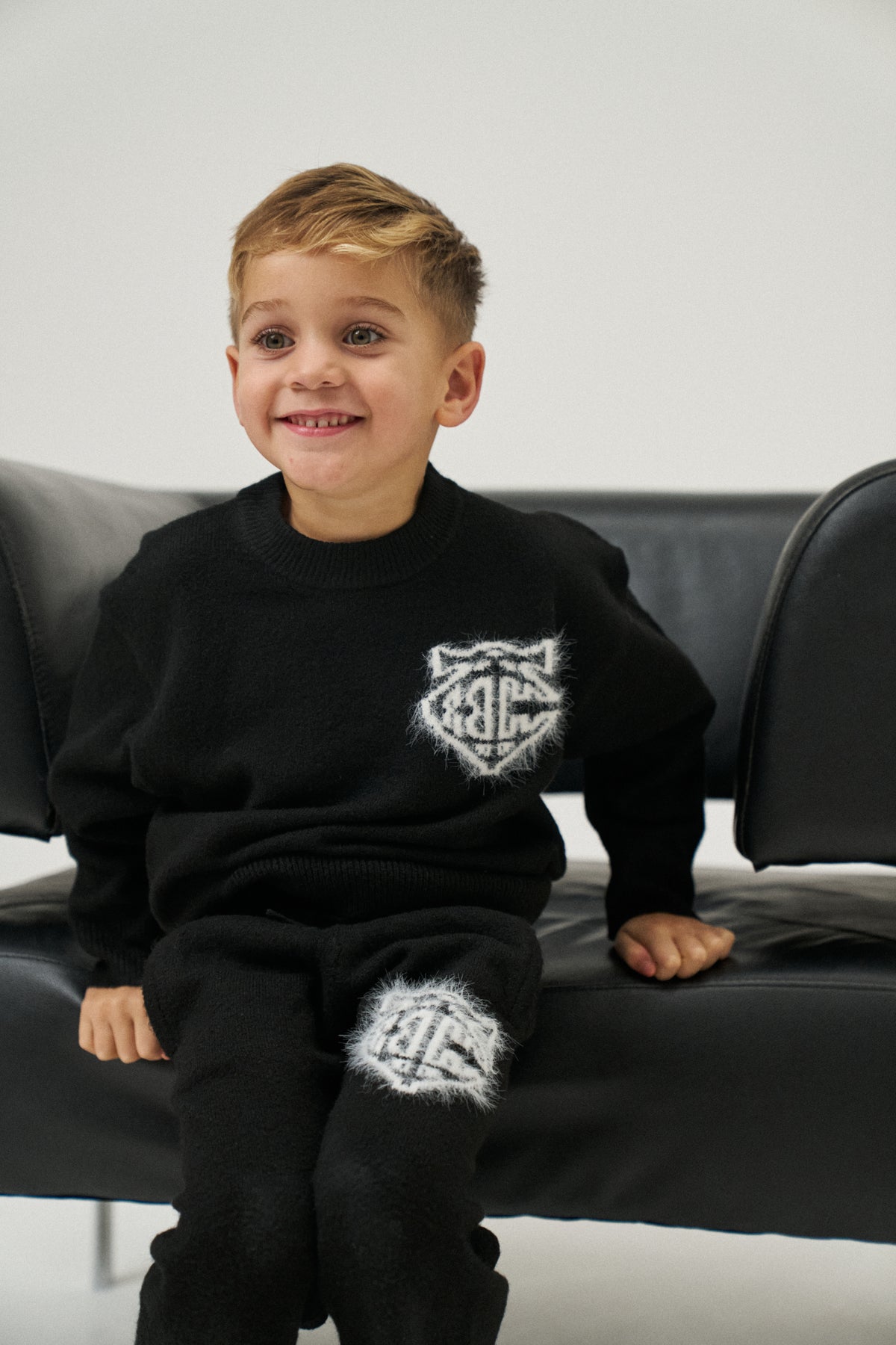 JUNIOR MONOGRAM EMBLEM FLUFFY KNIT JOGGERS - BLACK