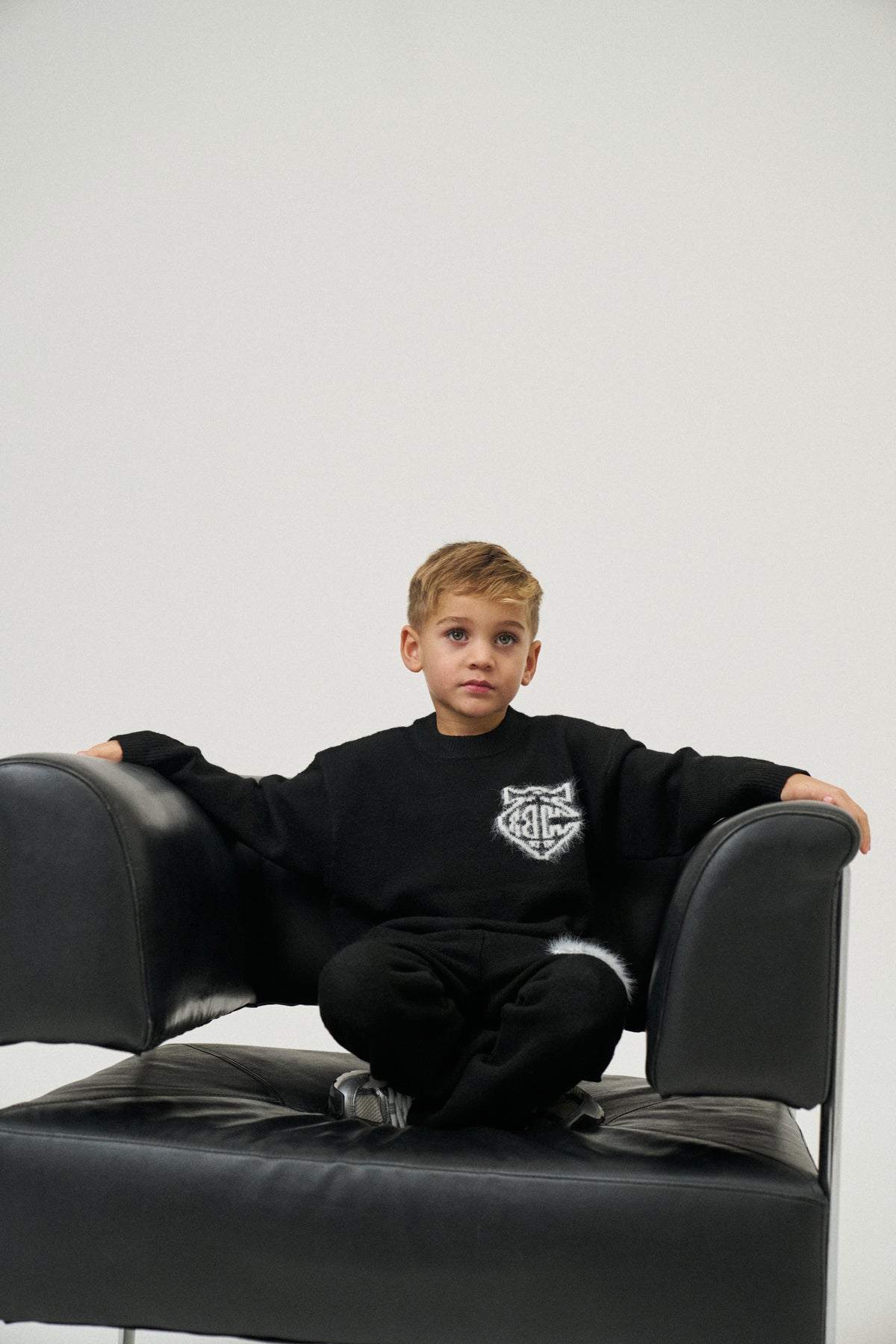 JUNIOR MONOGRAM FLUFFY KNIT CREW - BLACK