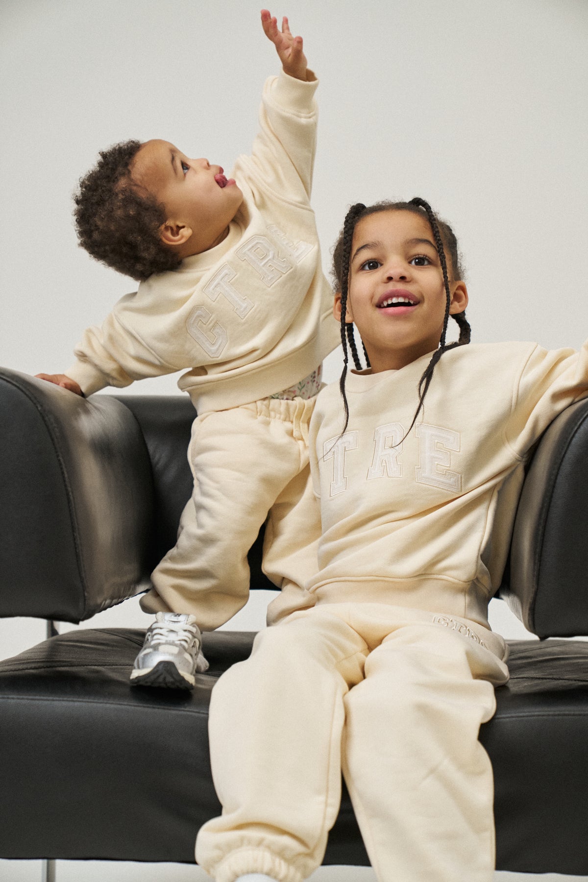KIDS CTRE SWEATSHIRT - BUTTERMILK