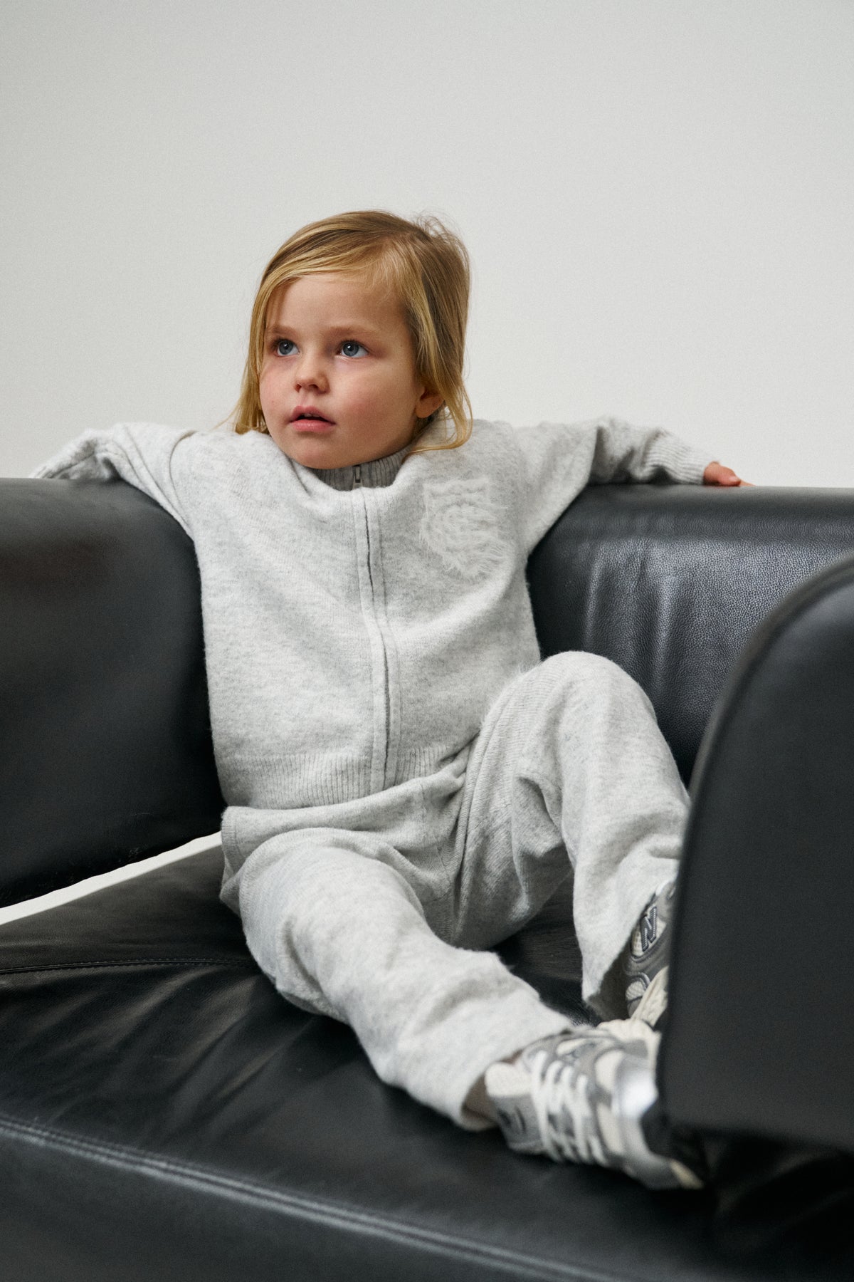 KIDS MONOGRAM EMBLEM FLUFFY KNIT JOGGERS - GREY MARL