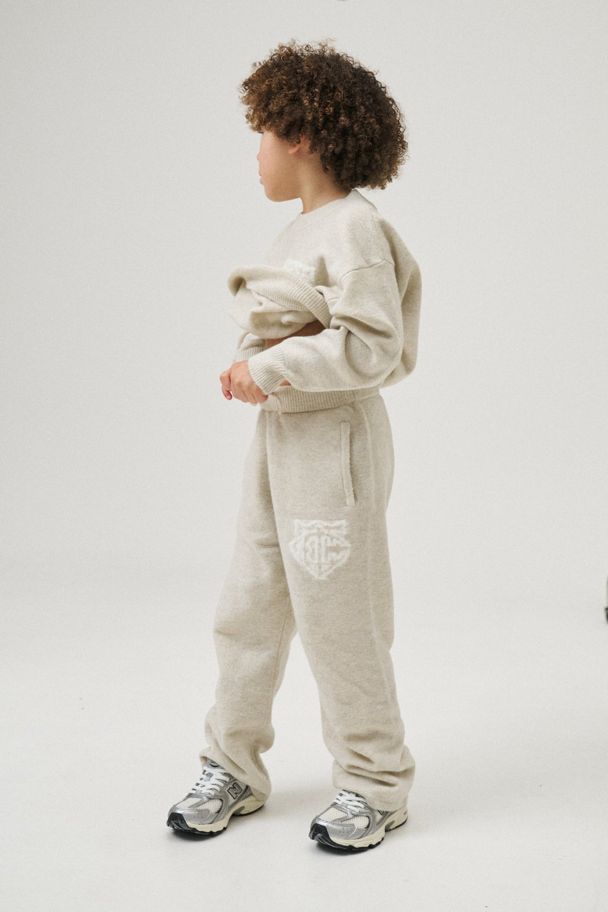 JUNIOR MONOGRAM EMBLEM FLUFFY KNIT JOGGERS - BEIGE