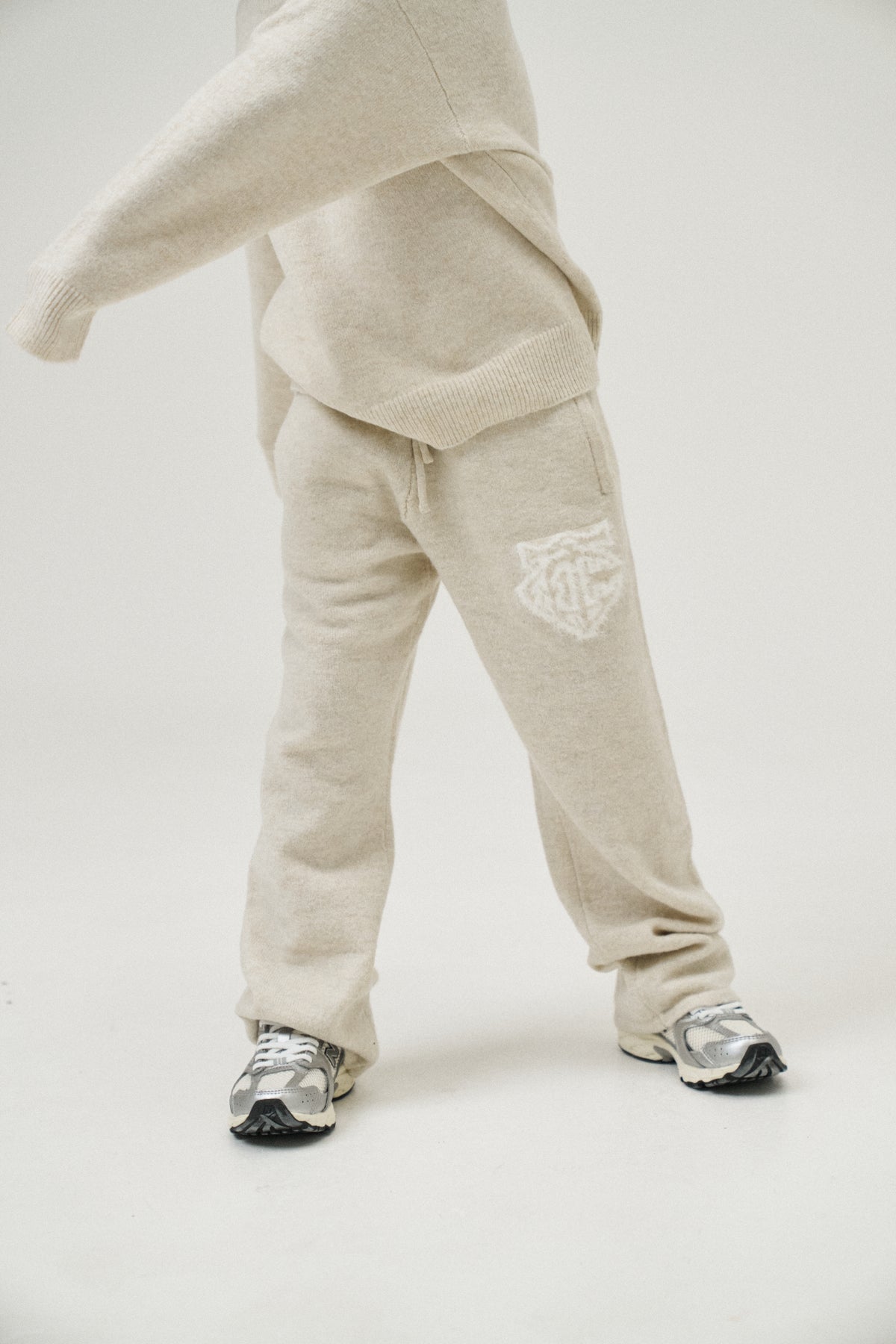 JUNIOR MONOGRAM EMBLEM FLUFFY KNIT JOGGERS - BEIGE