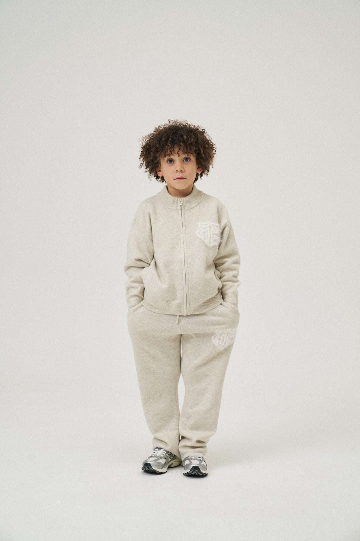 KIDS MONOGRAM EMBLEM FLUFFY KNIT JOGGERS - BEIGE