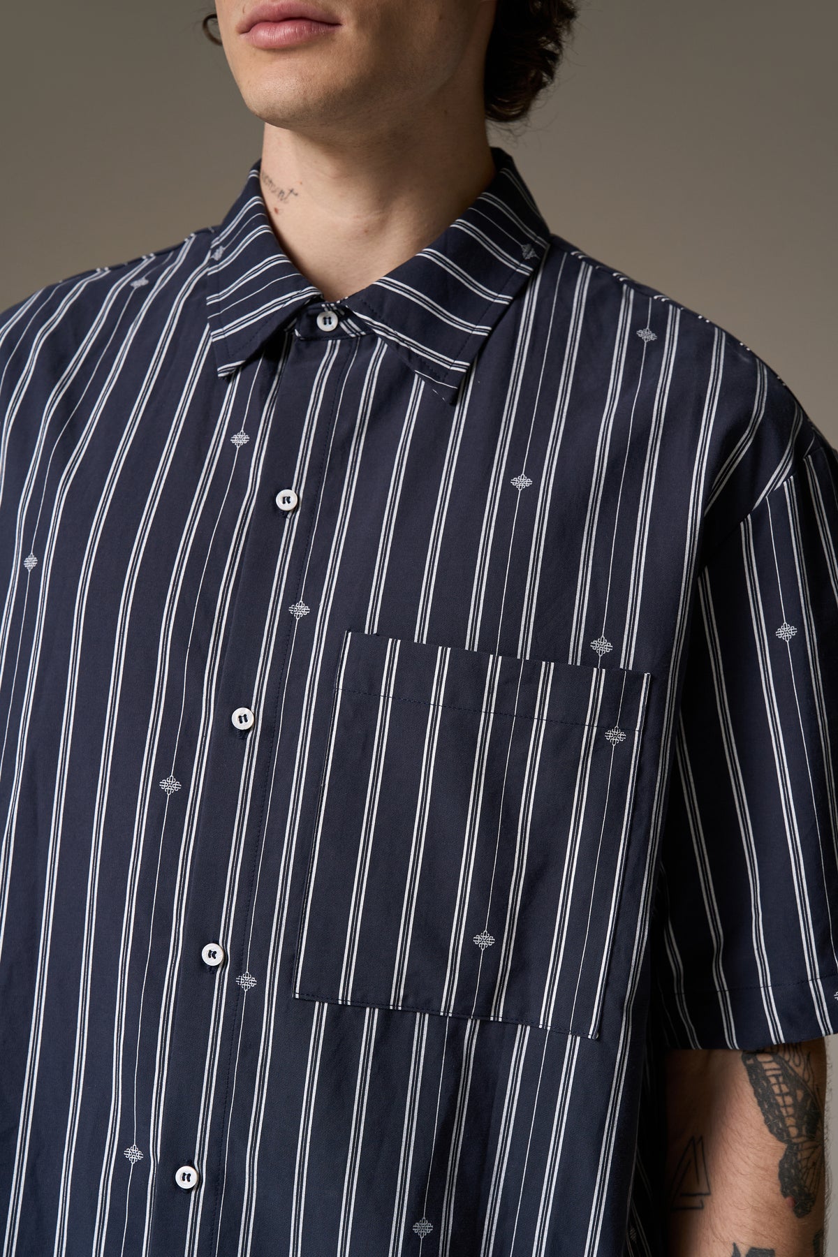EMBLEM STRIPE SHIRT - NAVY