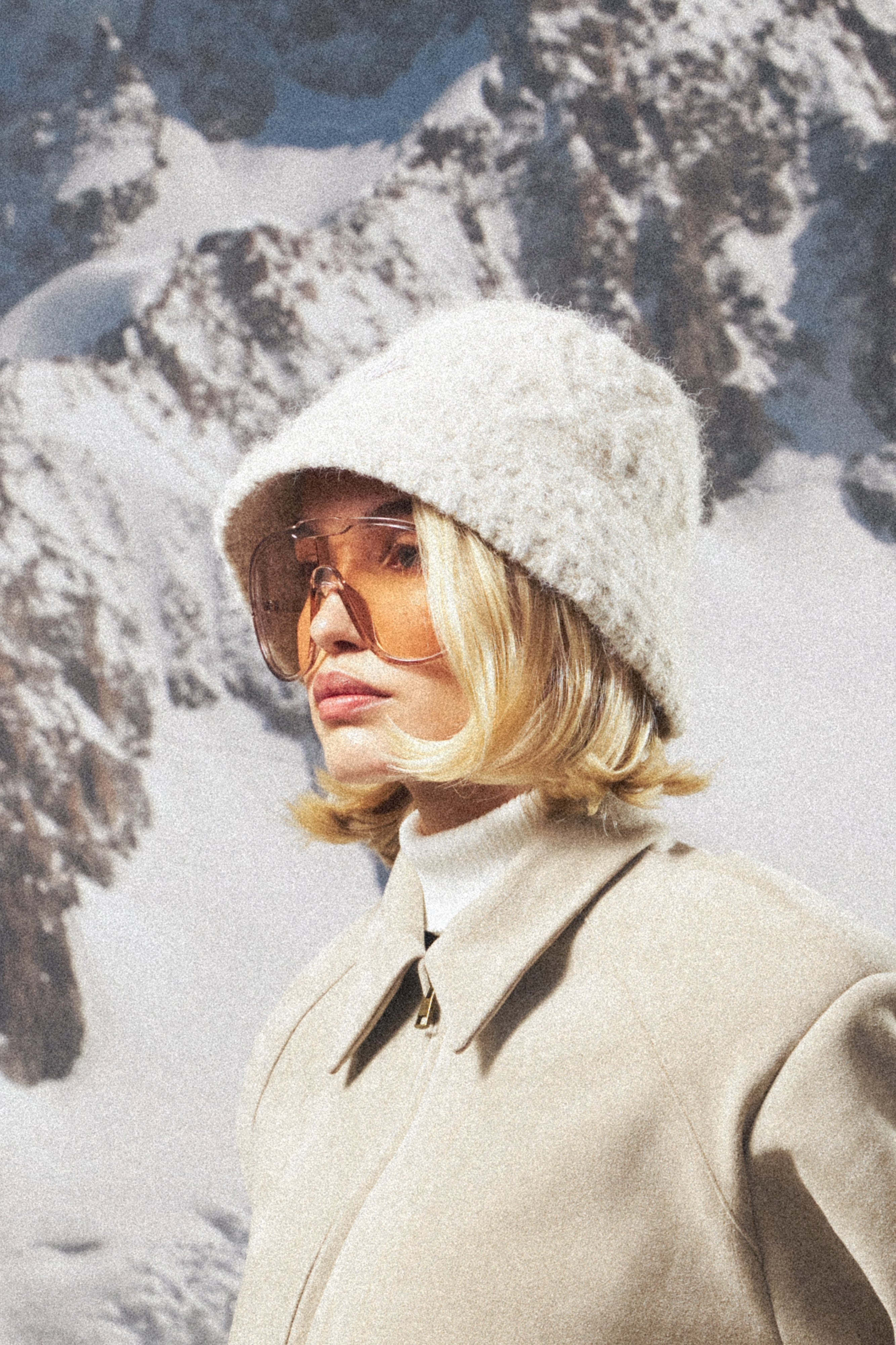 KNITTED EMBLEM BUCKET HAT - BEIGE