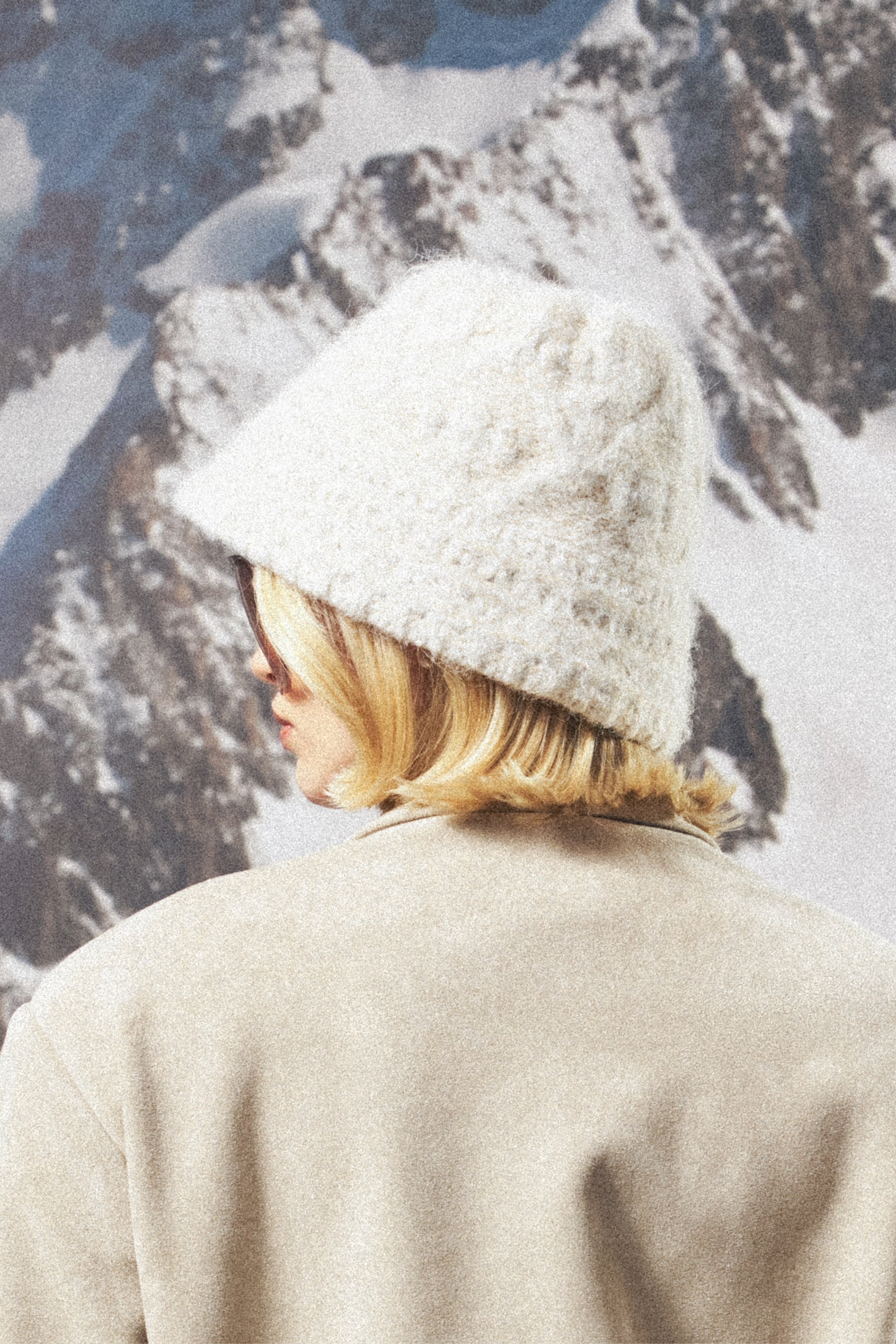 KNITTED EMBLEM BUCKET HAT - BEIGE