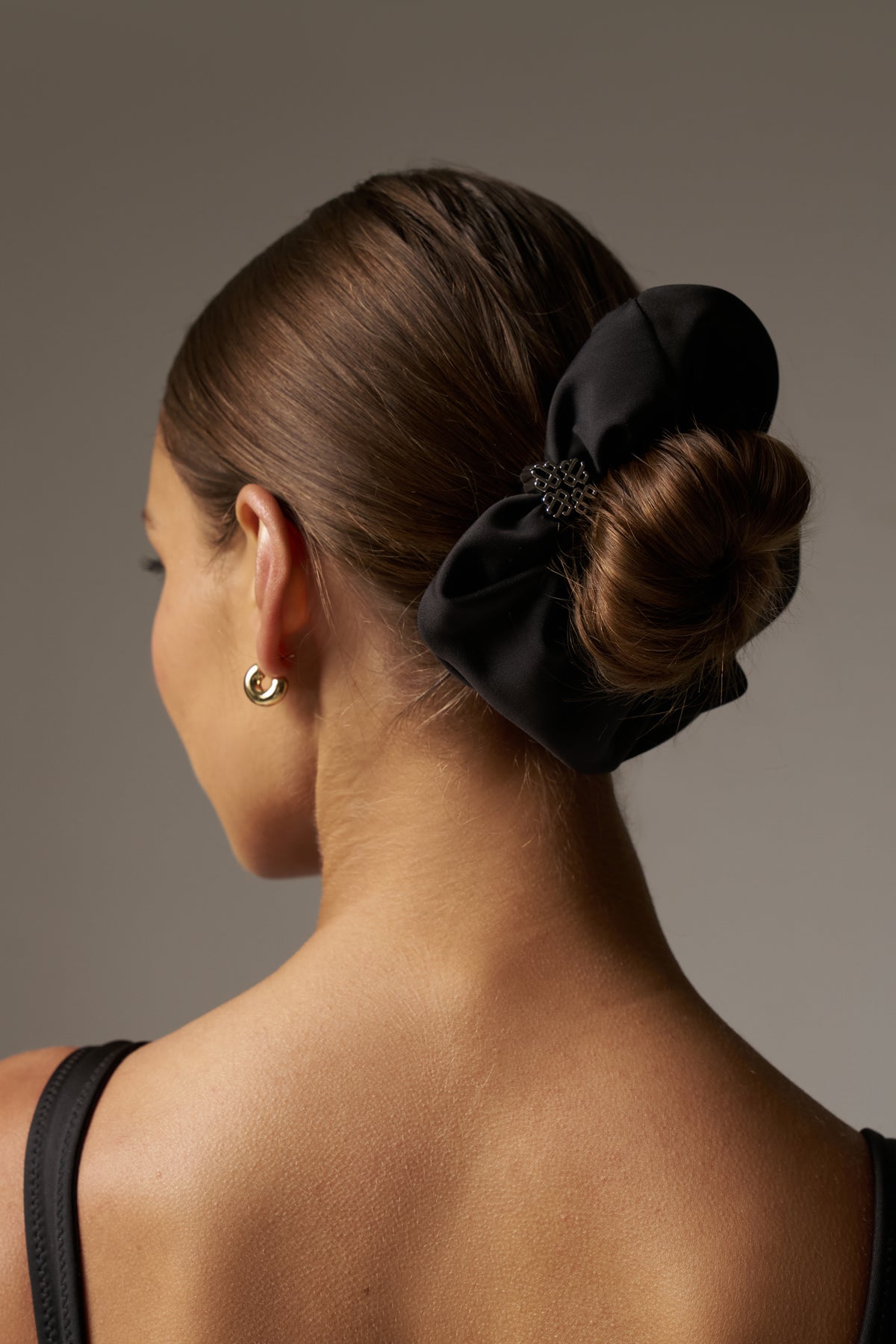 METAL EMBLEM SCRUNCHIE - BLACK