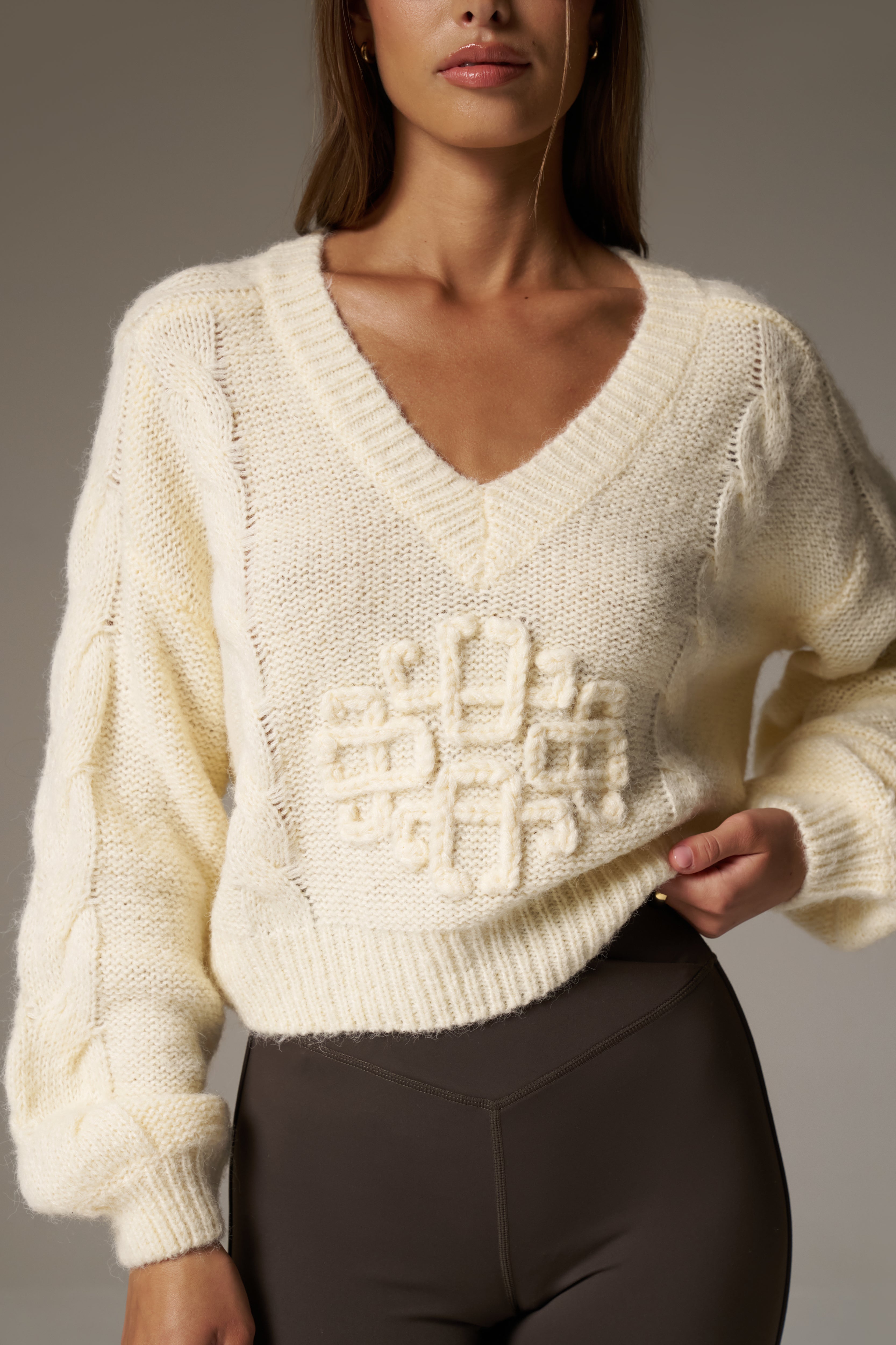 EMBLEM KNITTED V NECK JUMPER - BUTTERMILK