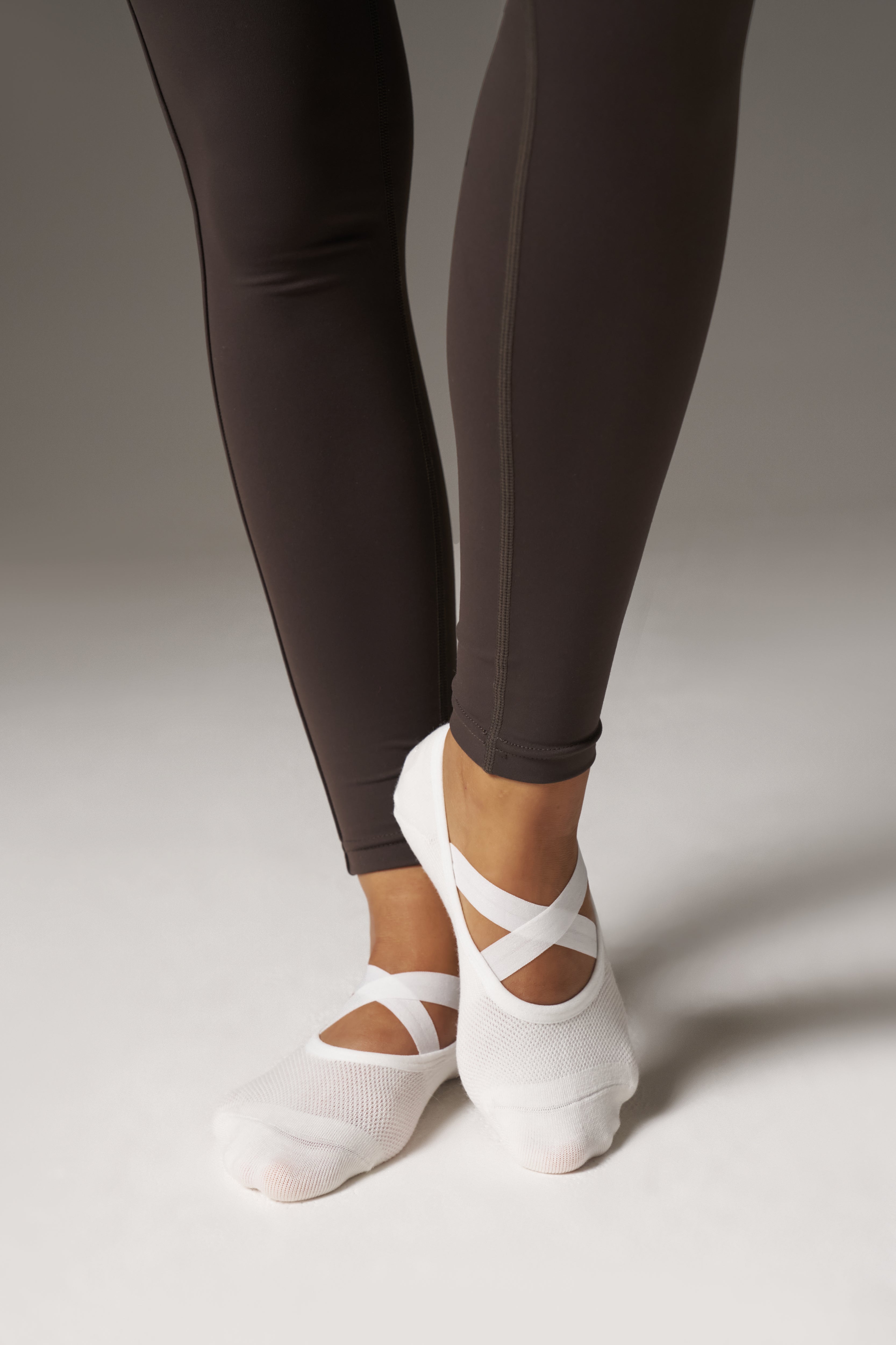 EMBLEM BARRE GRIP SOCKS - BONE