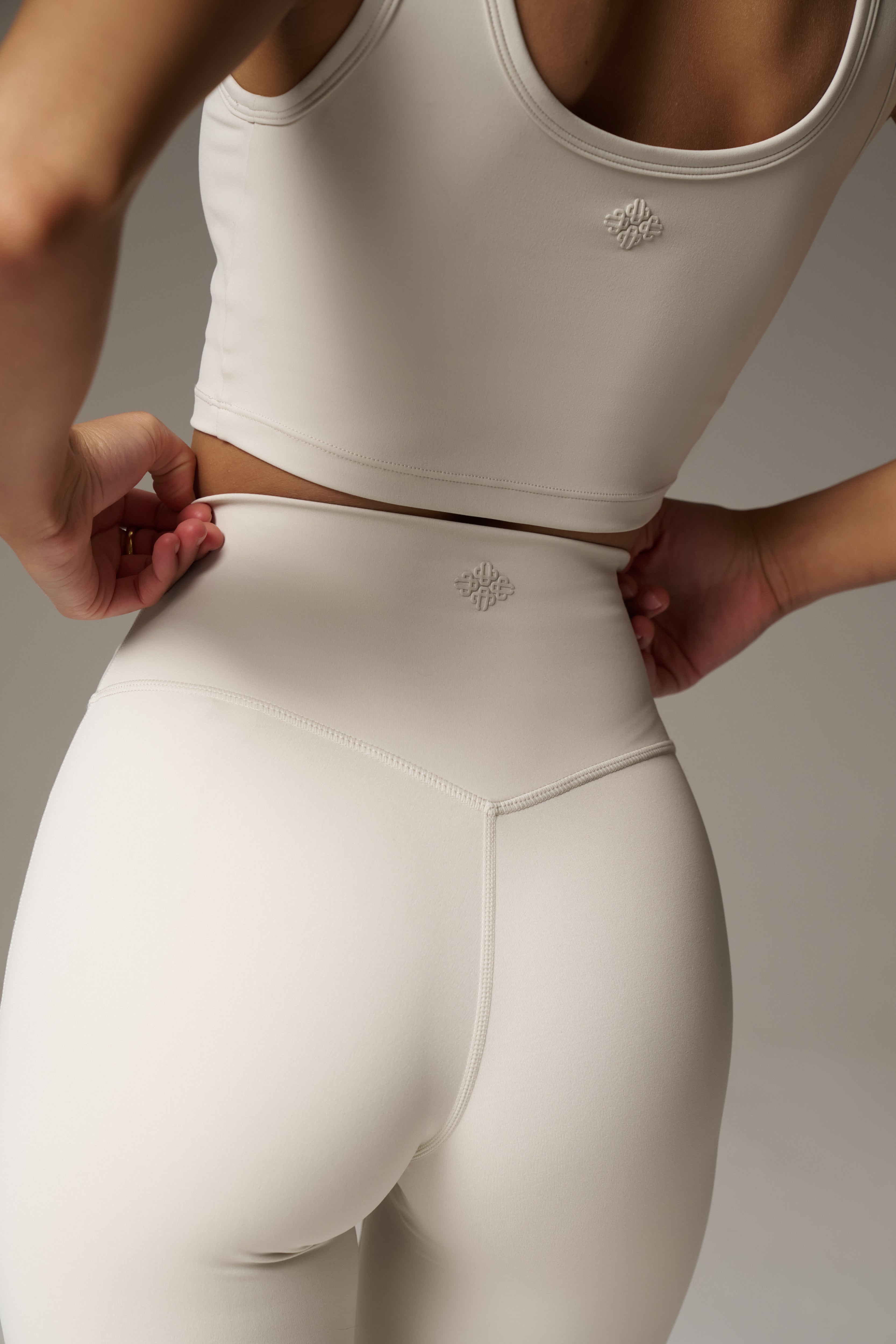 SCULPTING STRETCH EMBLEM LEGGINGS - BONE