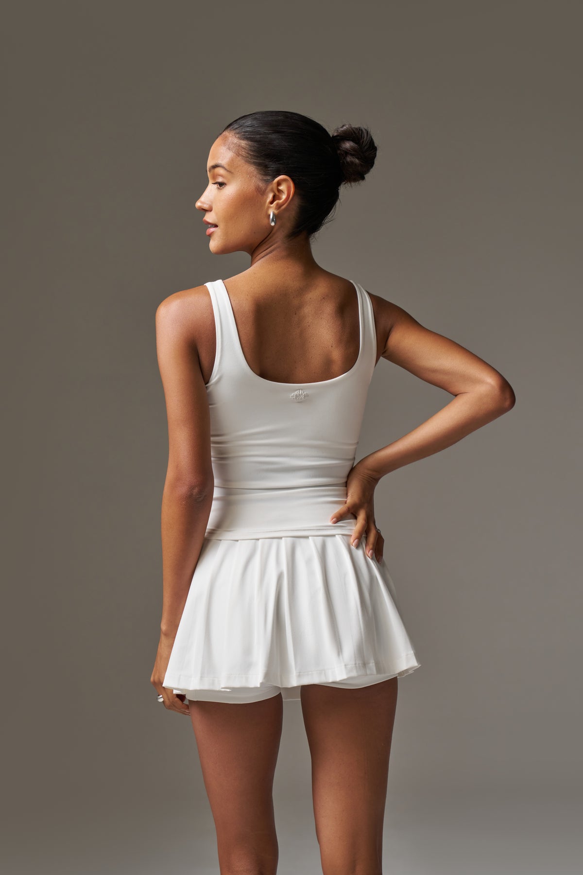 PLEATED SCULPTING STRETCH MINI SKORT - WHITE