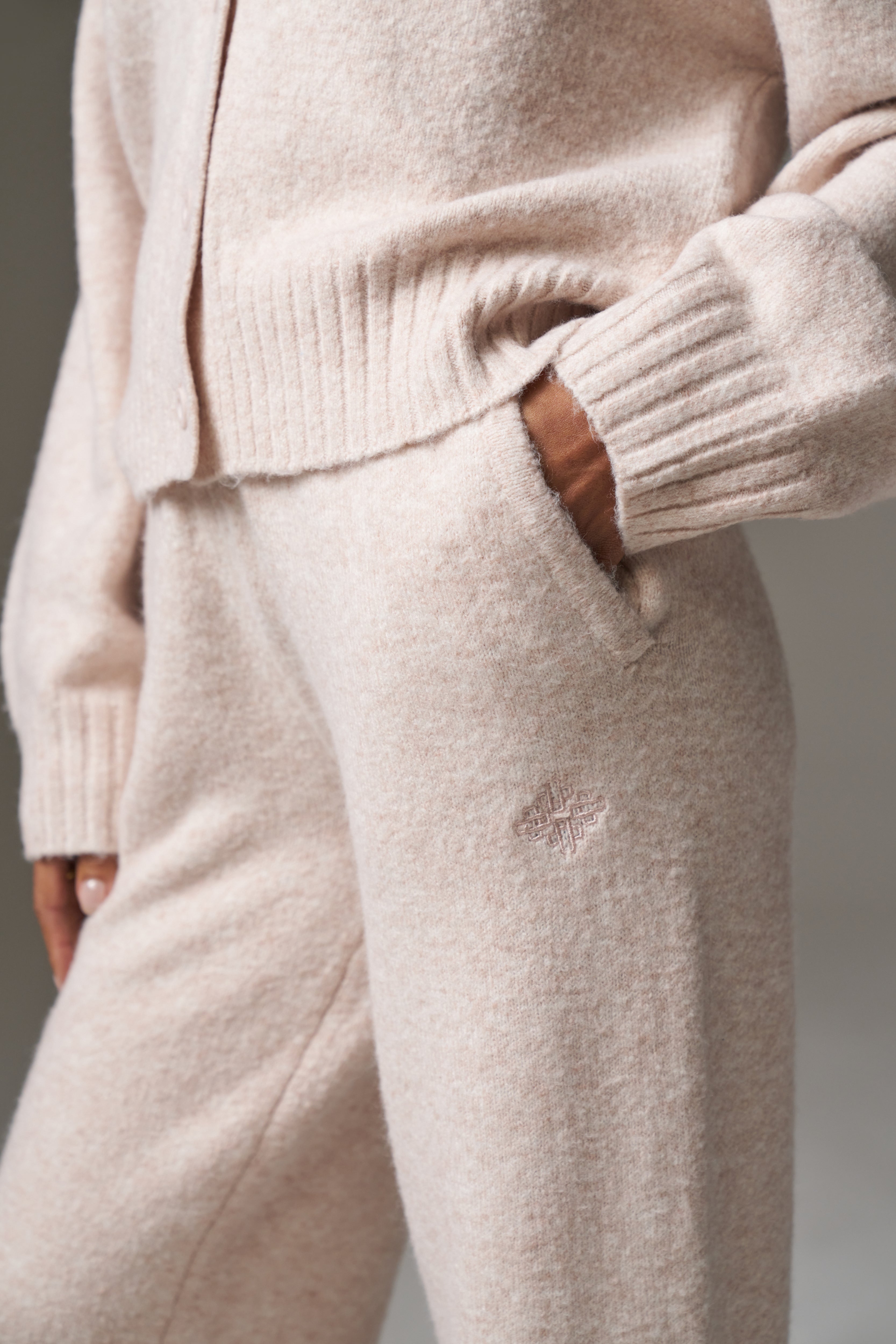 FLUFFY EMBLEM EMBROIDERED JOGGER - PINK
