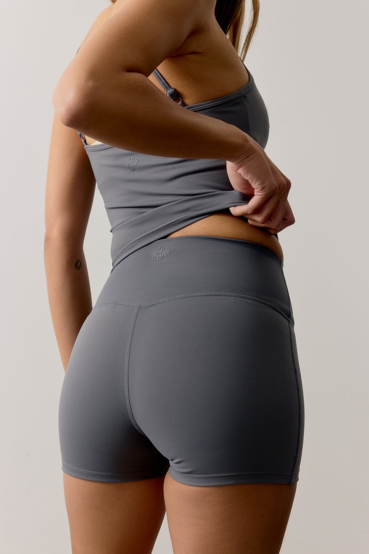 SCULPTING STRETCH MINI SHORTS - GRAPHITE