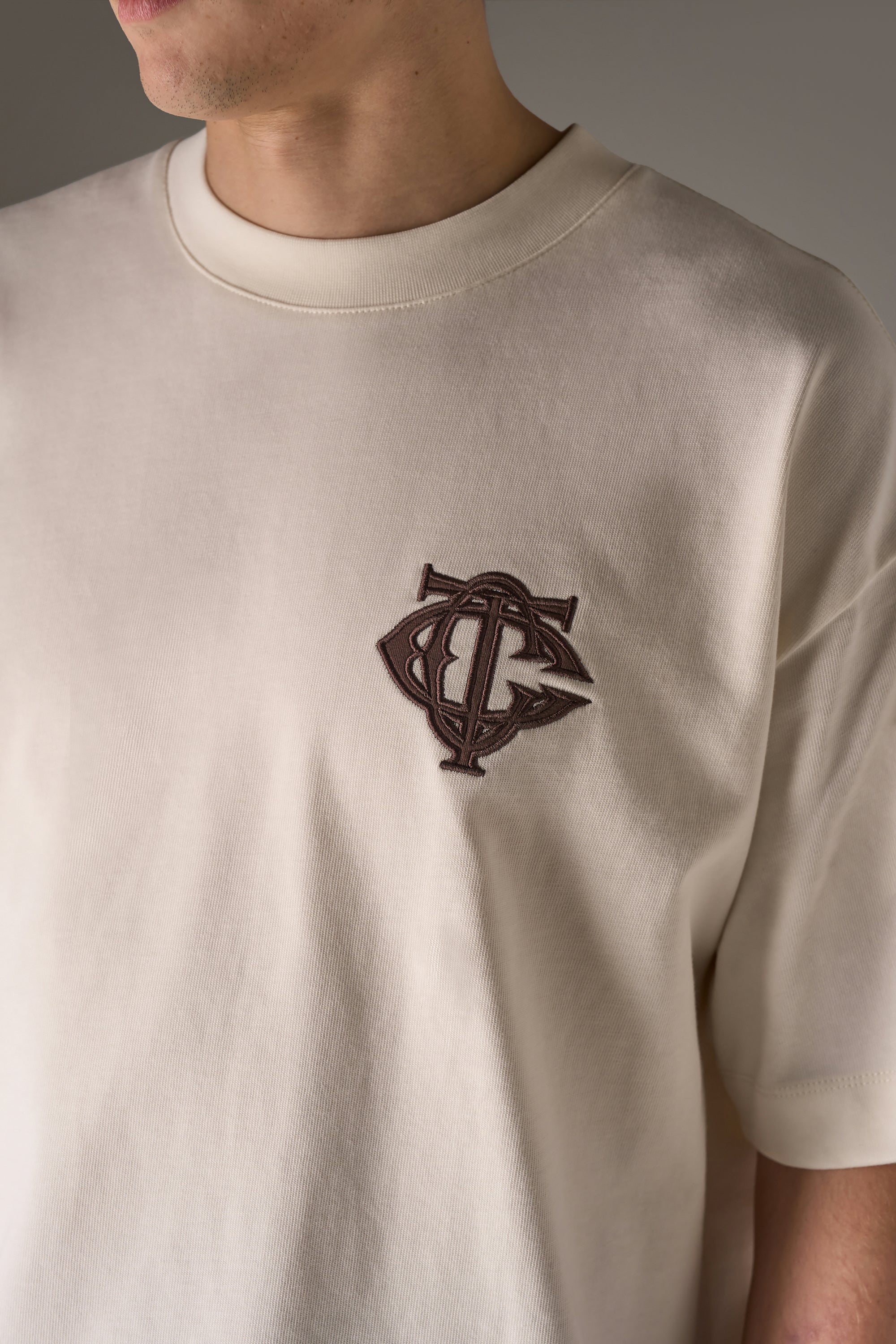 APPLIQUE MONOGRAM EMBLEM T-SHIRT - OFF WHITE