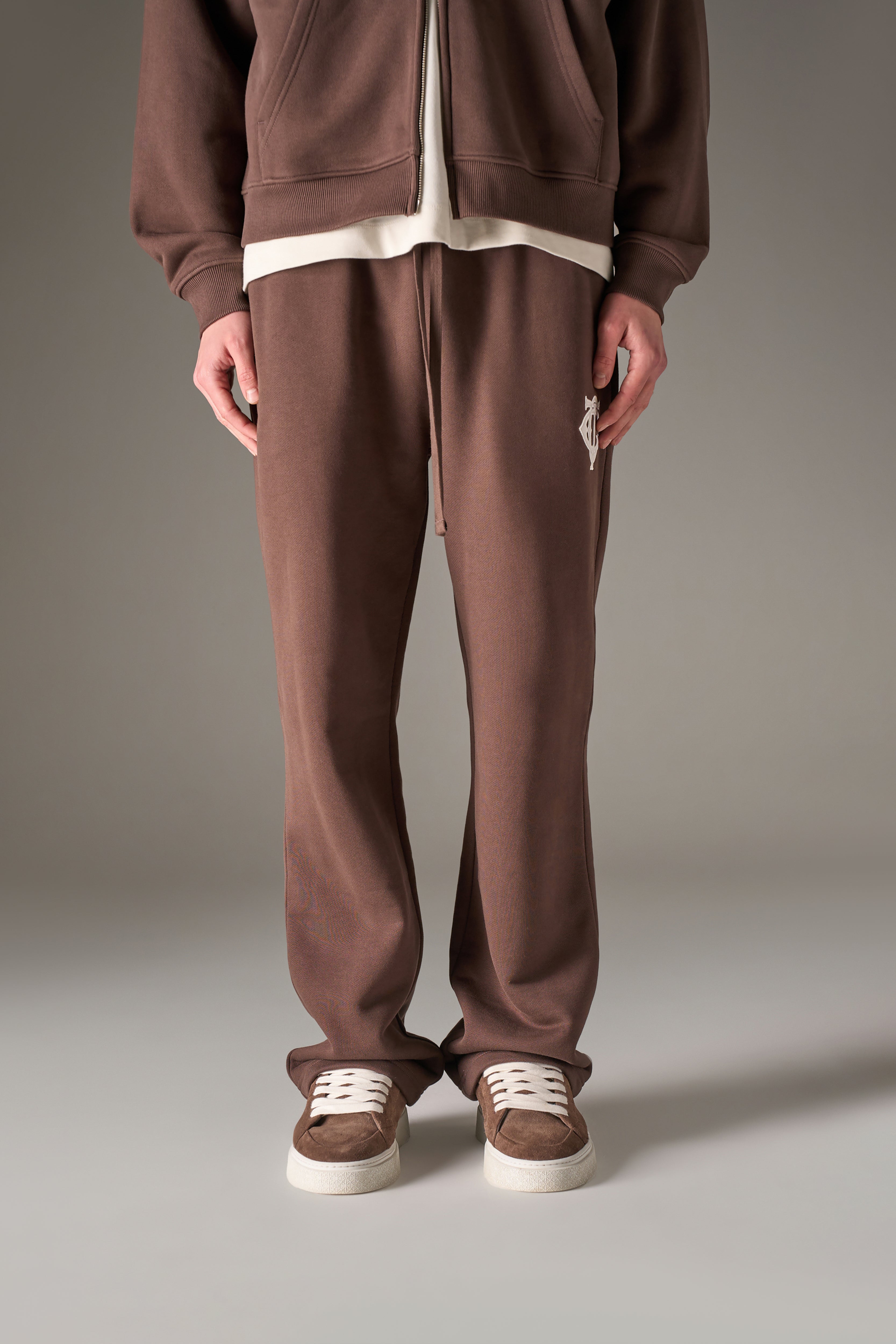 HEAVYWEIGHT MONOGRAM APPLIQUE EMBLEM JOGGERS - BROWN