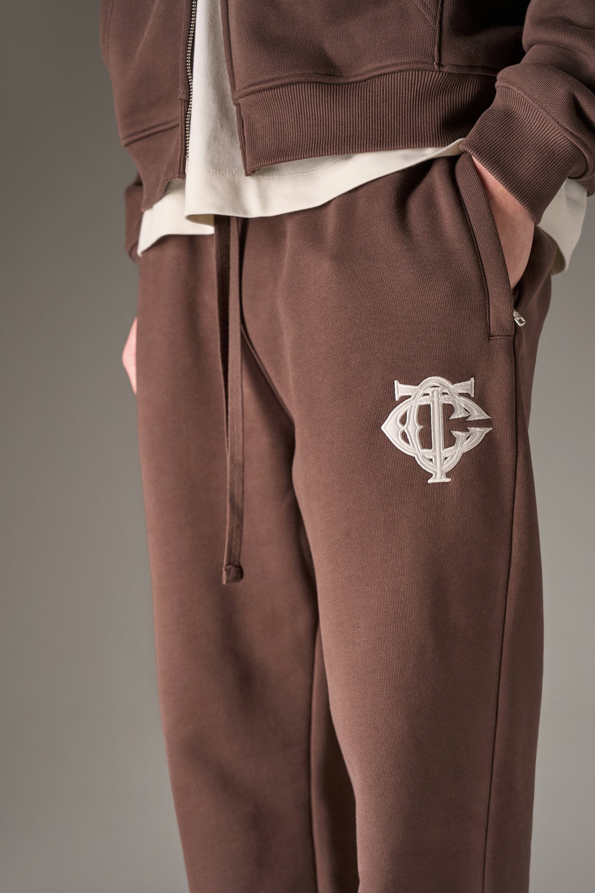 HEAVYWEIGHT MONOGRAM APPLIQUE EMBLEM JOGGERS - BROWN