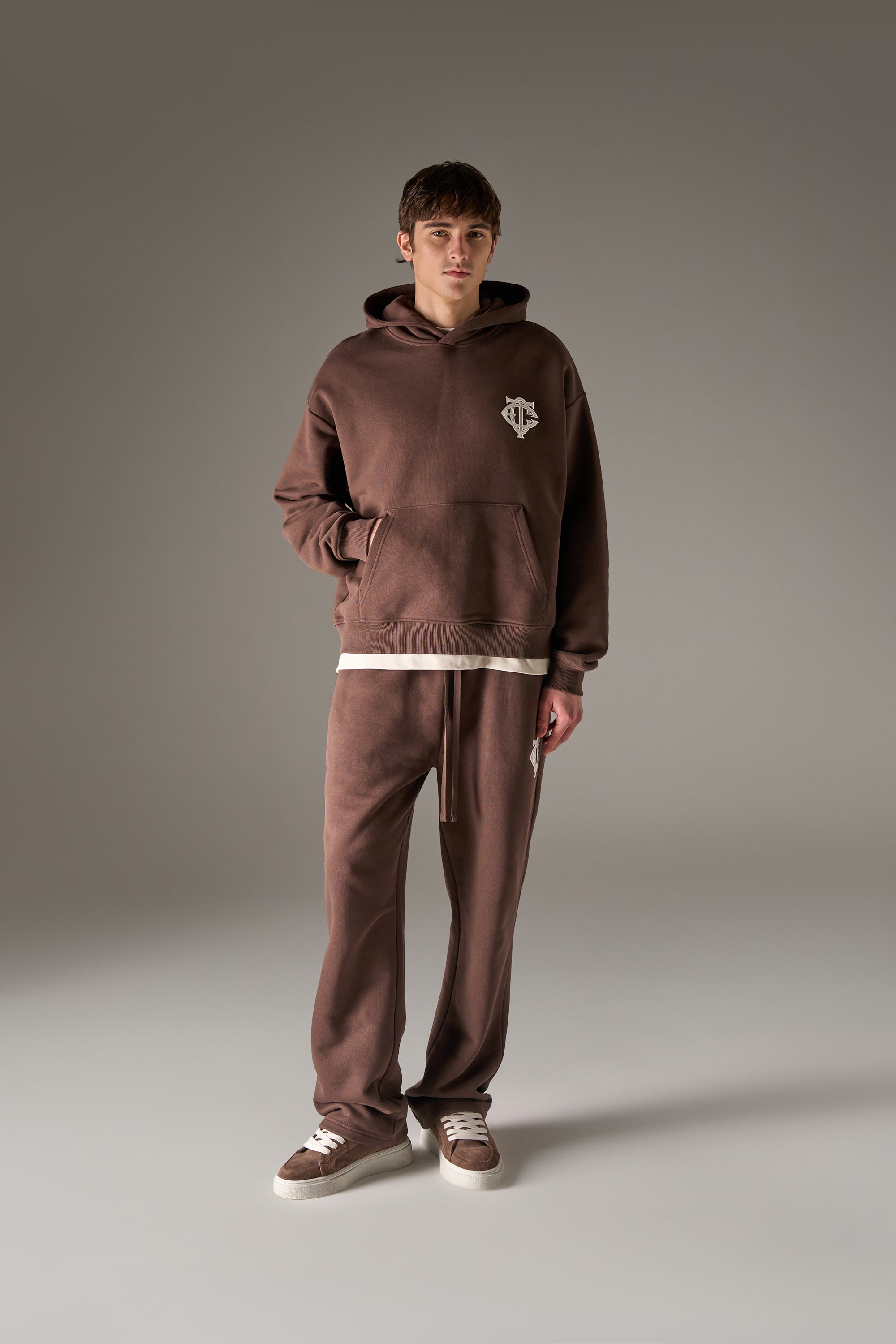 HEAVYWEIGHT MONOGRAM APPLIQUE EMBLEM JOGGERS - BROWN