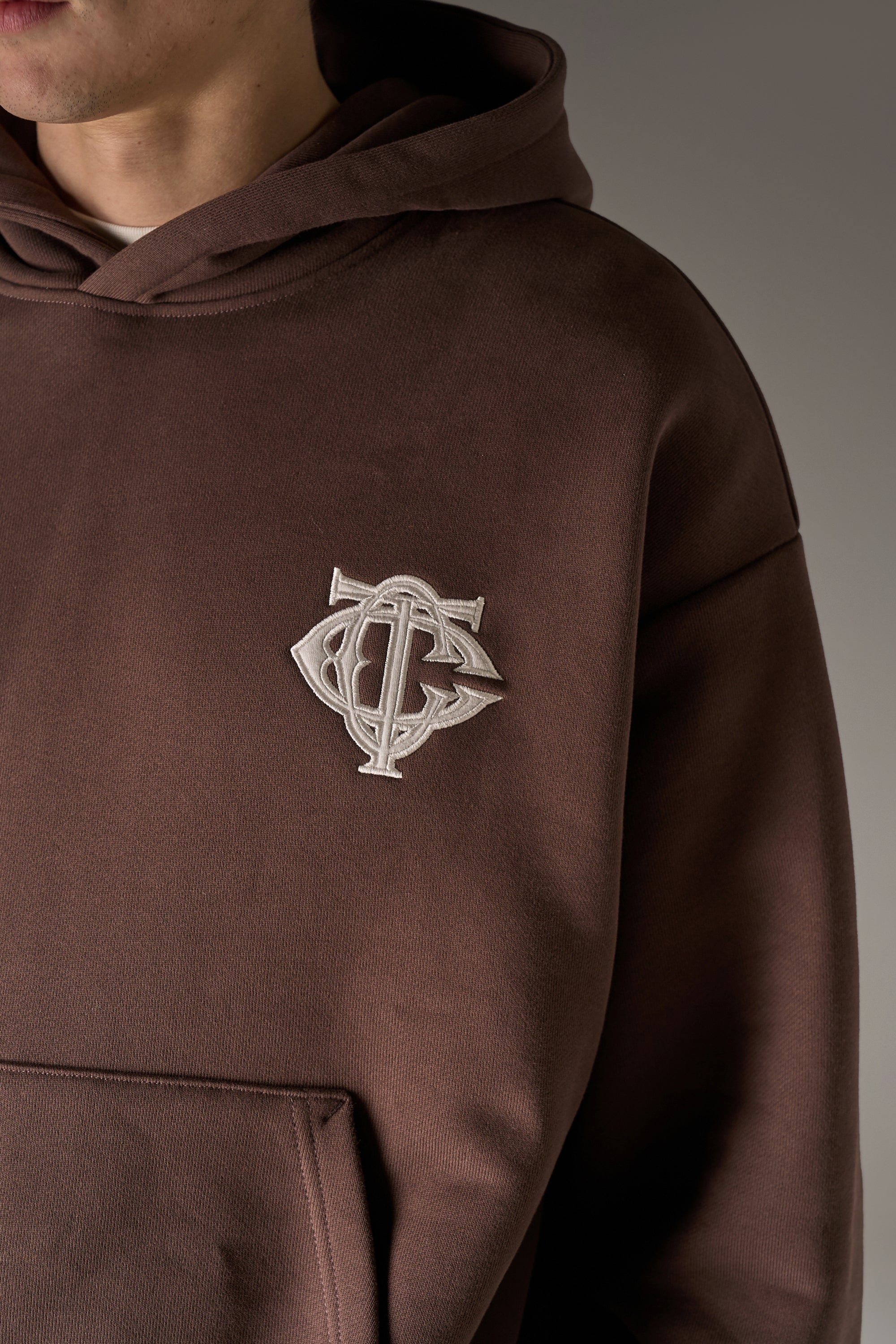 HEAVYWEIGHT MONOGRAM APPLIQUE EMBLEM HOODIE - BROWN