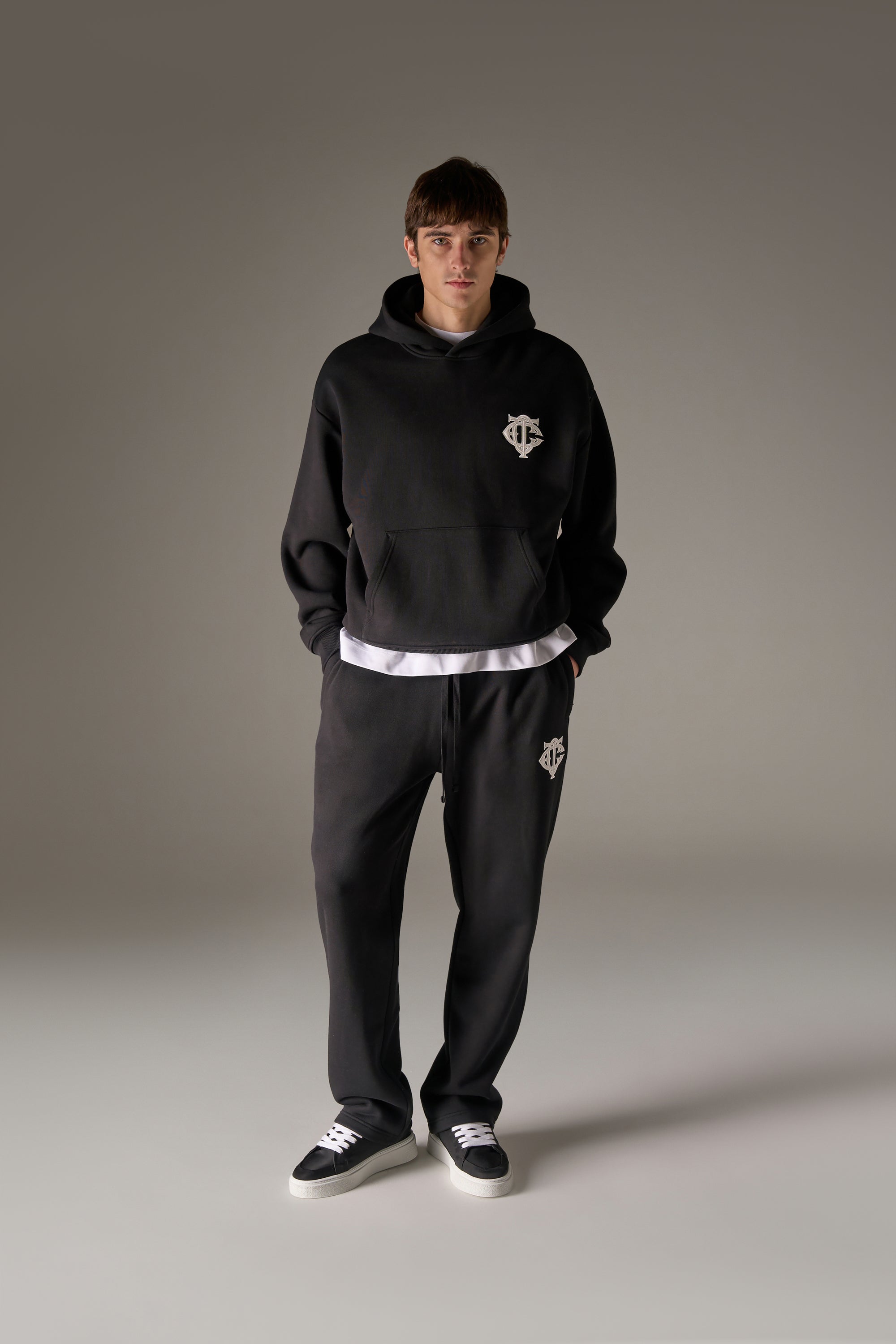 HEAVYWEIGHT MONOGRAM APPLIQUE EMBLEM HOODIE - BLACK