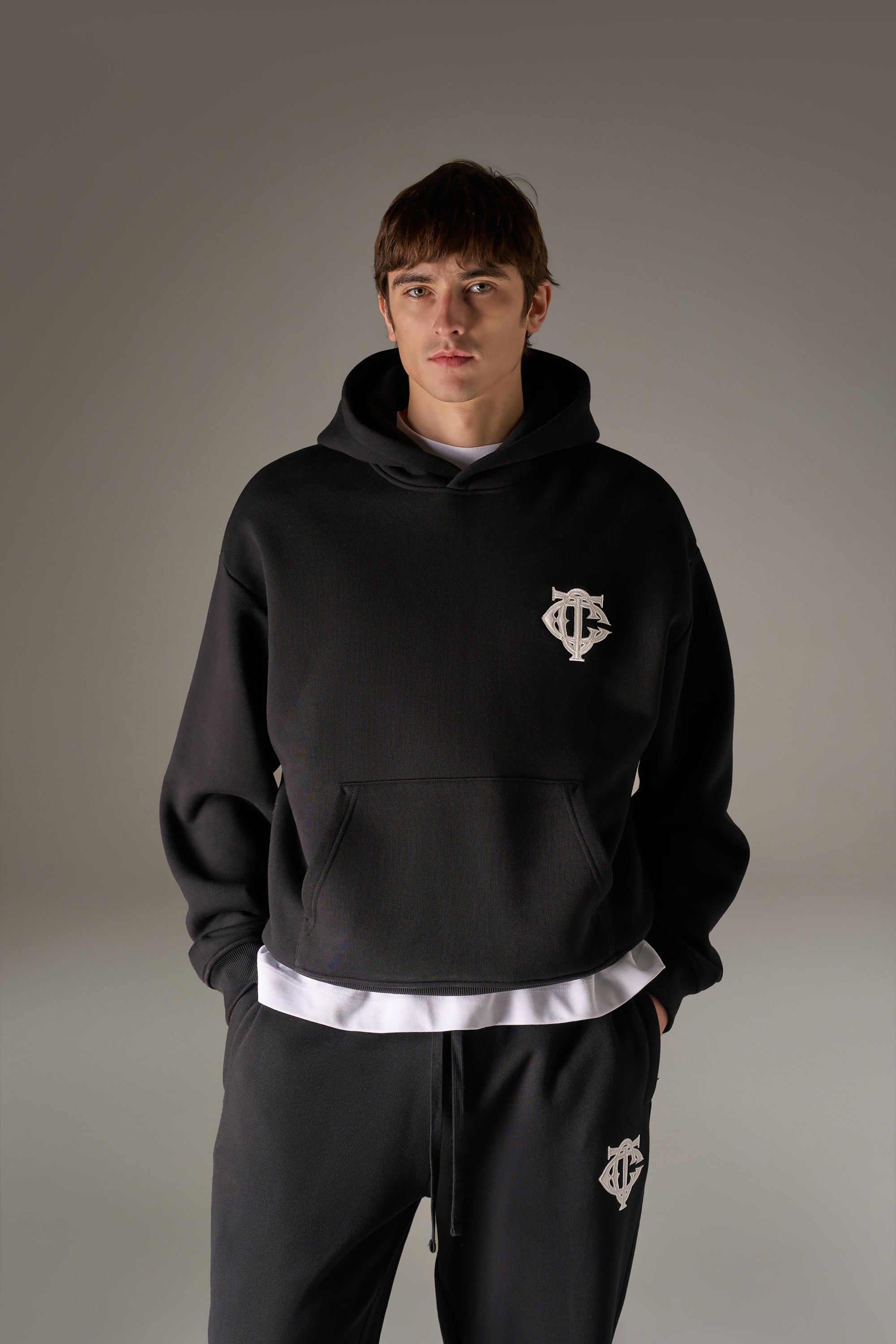 HEAVYWEIGHT MONOGRAM APPLIQUE EMBLEM HOODIE - BLACK