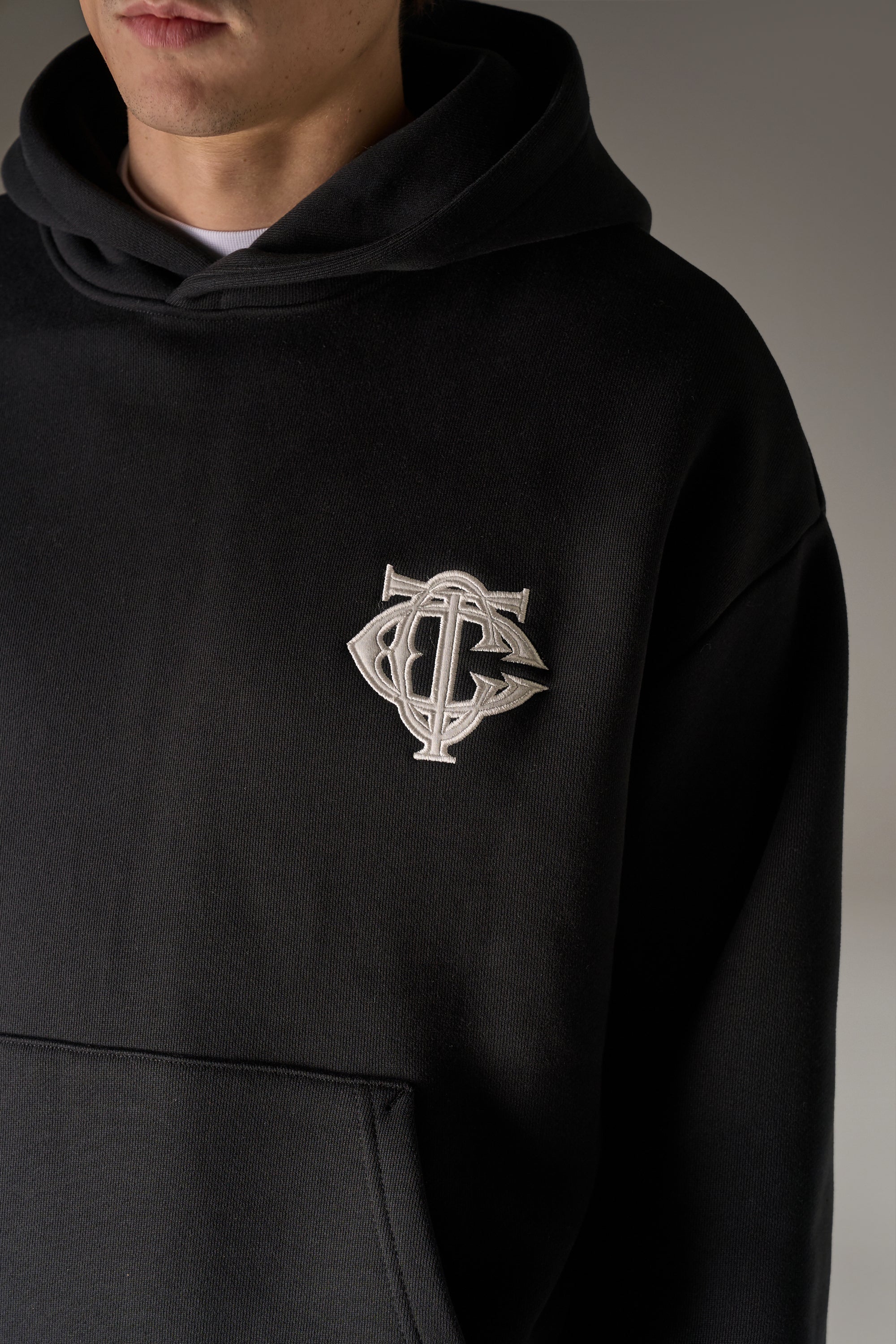 HEAVYWEIGHT MONOGRAM APPLIQUE EMBLEM HOODIE - BLACK