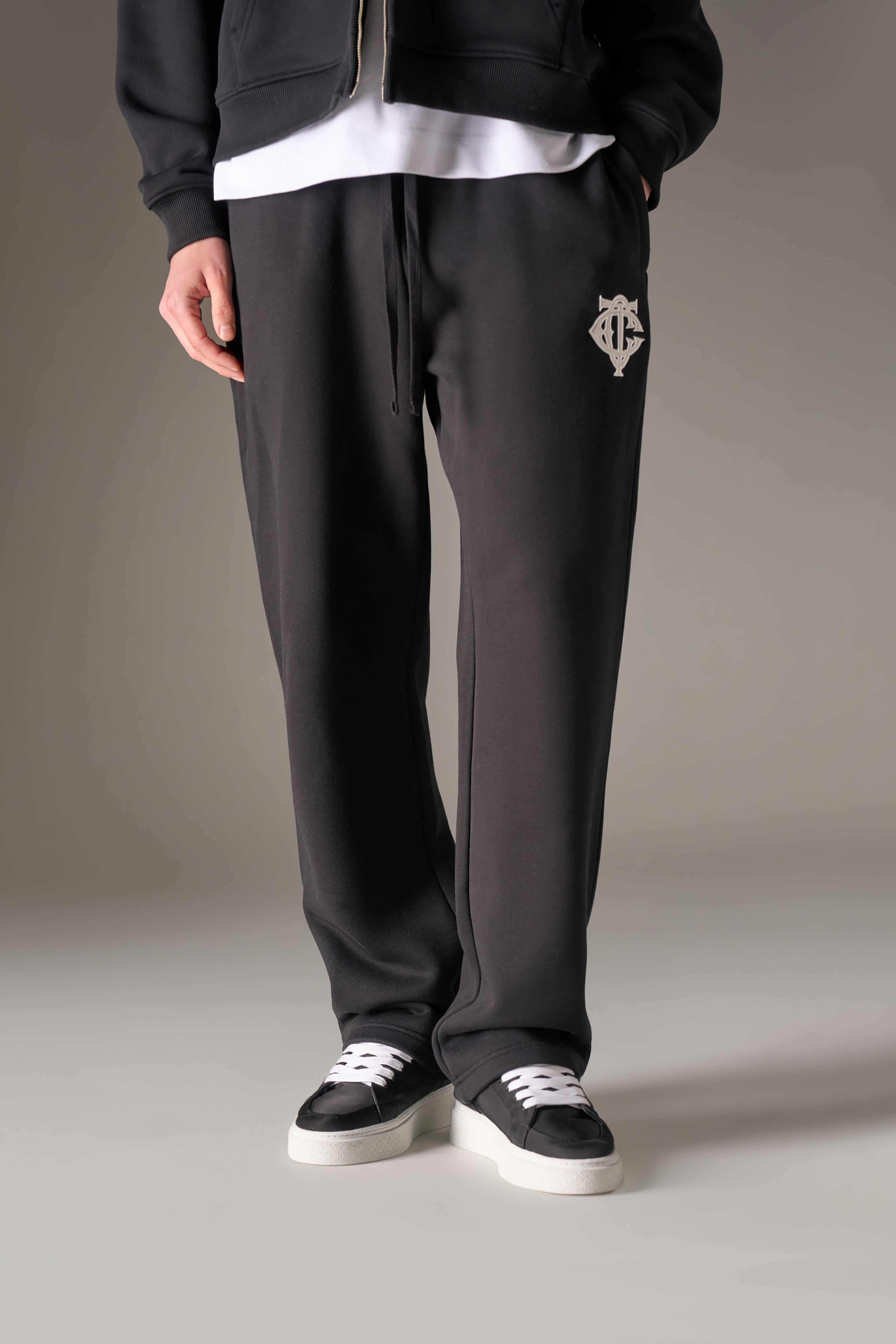 HEAVYWEIGHT MONOGRAM APPLIQUE EMBLEM JOGGERS - BLACK