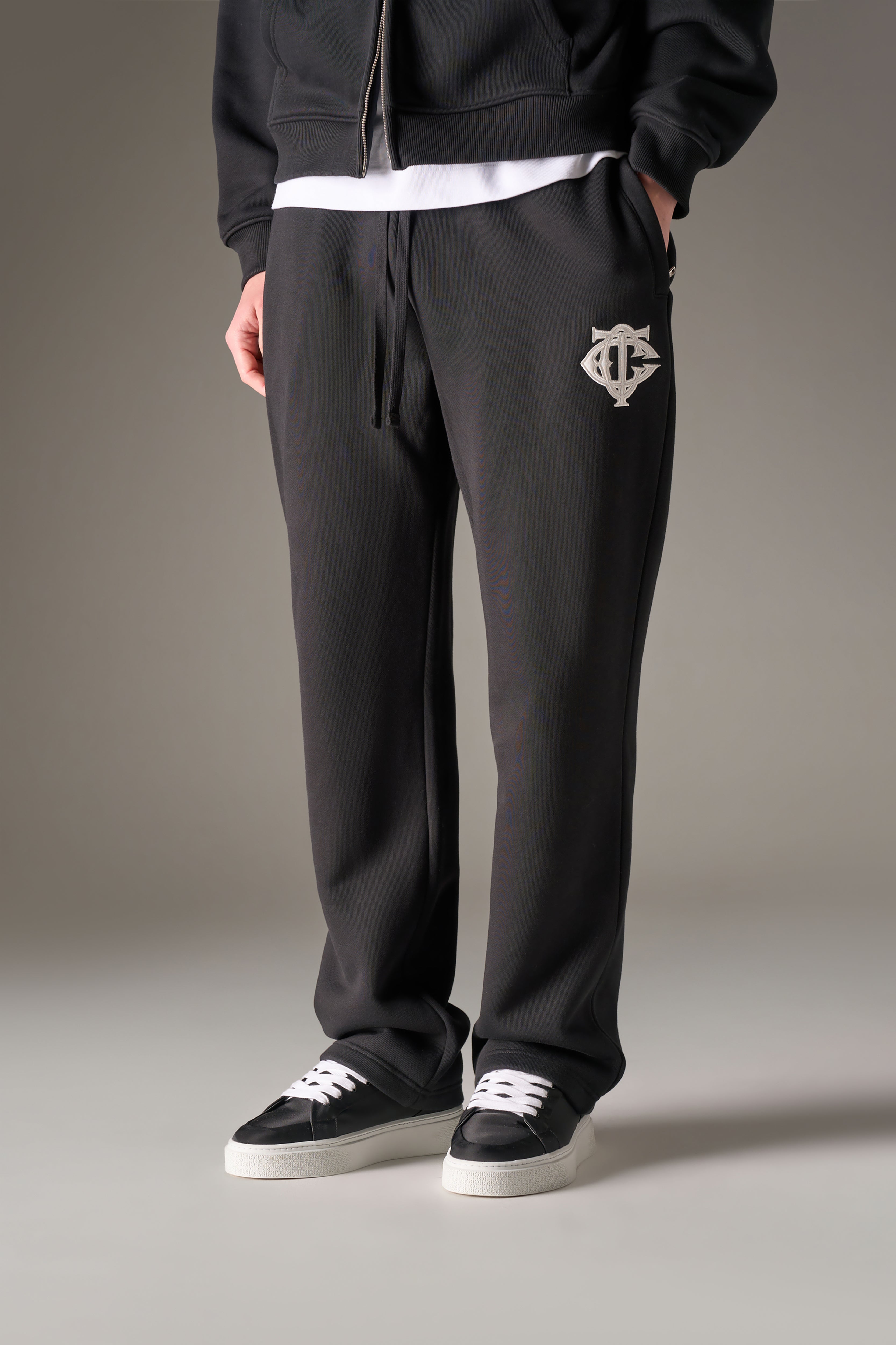 HEAVYWEIGHT MONOGRAM APPLIQUE EMBLEM JOGGERS - BLACK
