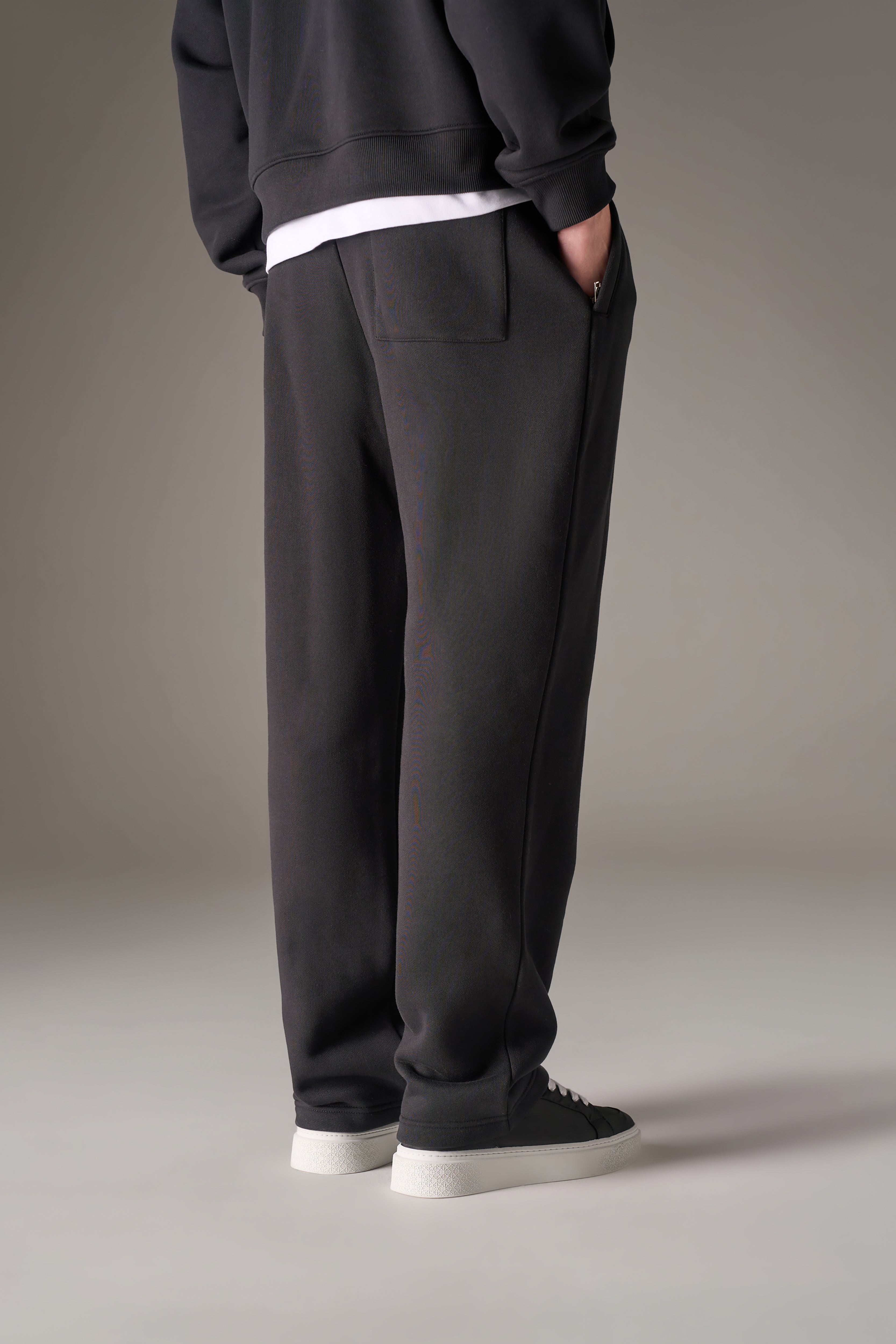 HEAVYWEIGHT MONOGRAM APPLIQUE EMBLEM JOGGERS - BLACK