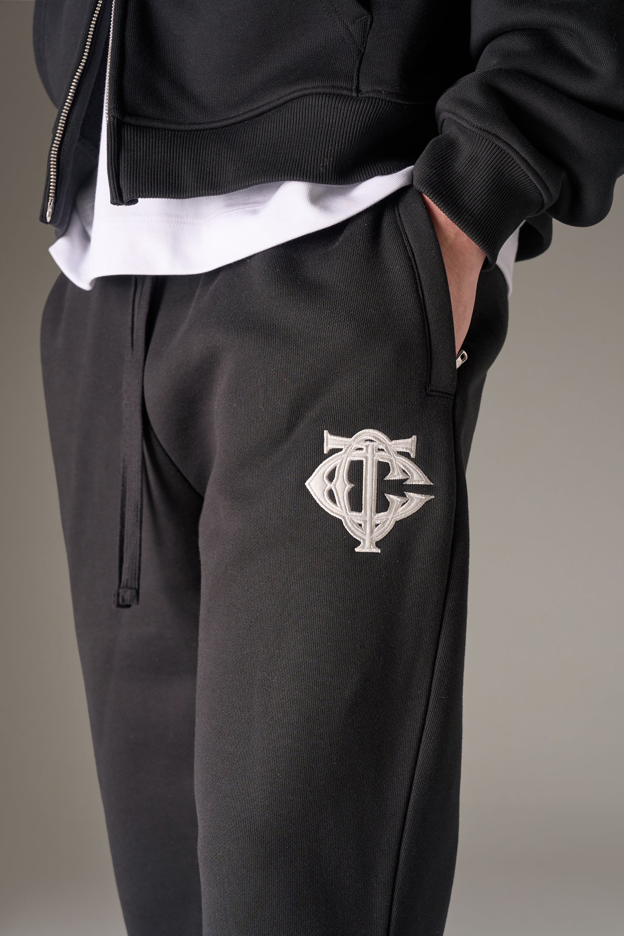 HEAVYWEIGHT MONOGRAM APPLIQUE EMBLEM JOGGERS - BLACK