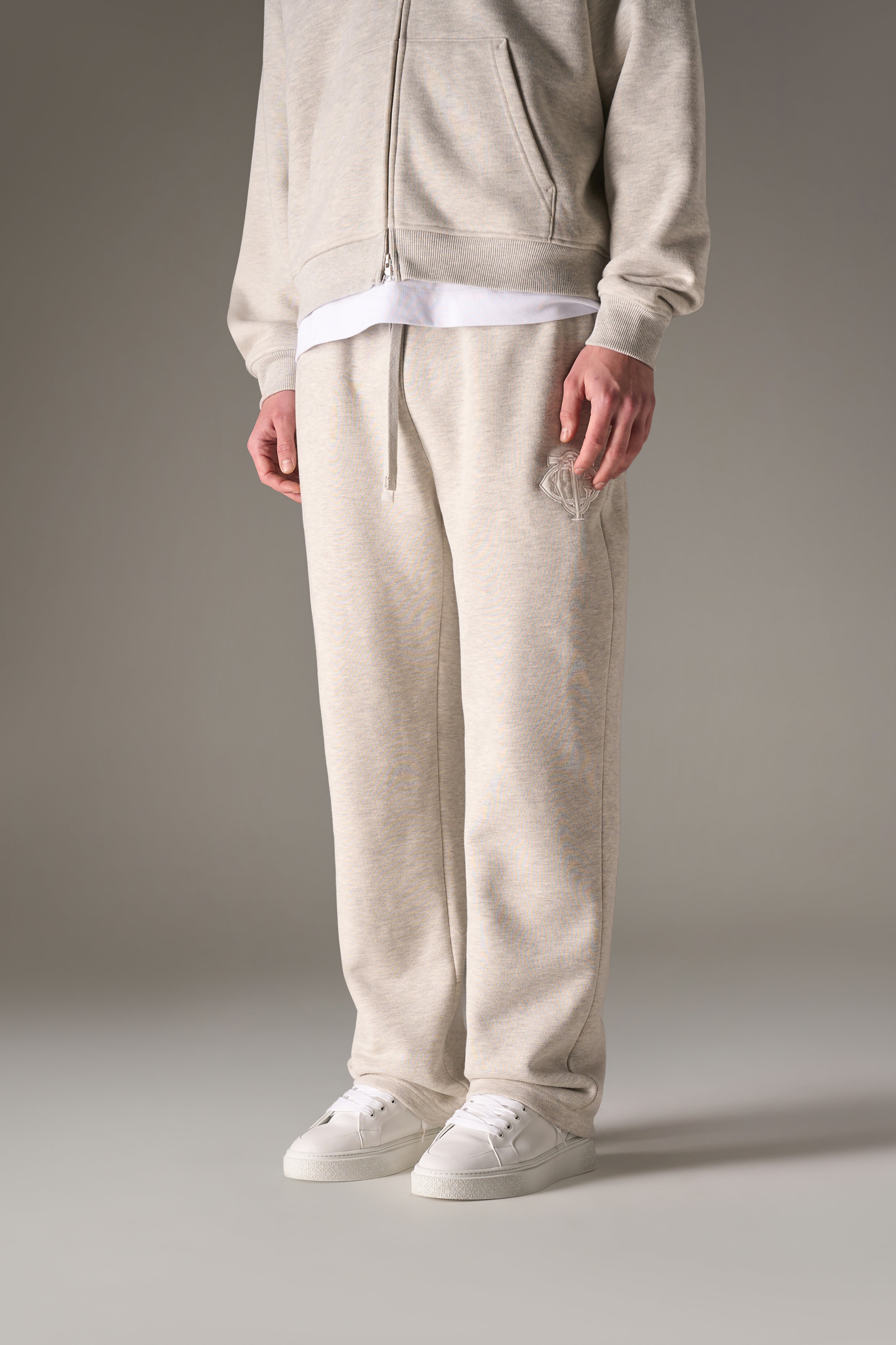 HEAVYWEIGHT MONOGRAM APPLIQUE EMBLEM JOGGERS - GREY MARL