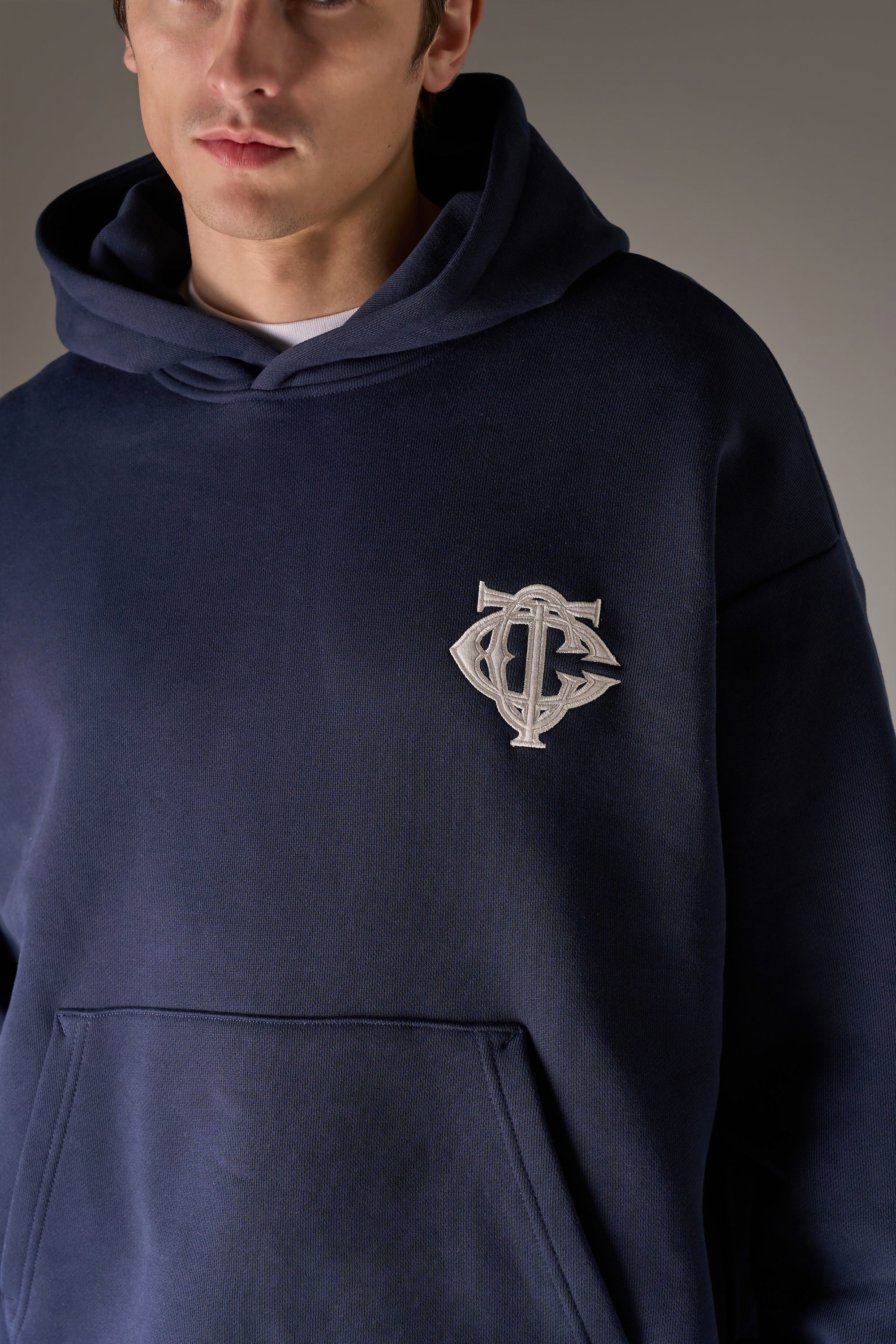 HEAVYWEIGHT MONOGRAM APPLIQUE EMBLEM HOODIE - NAVY