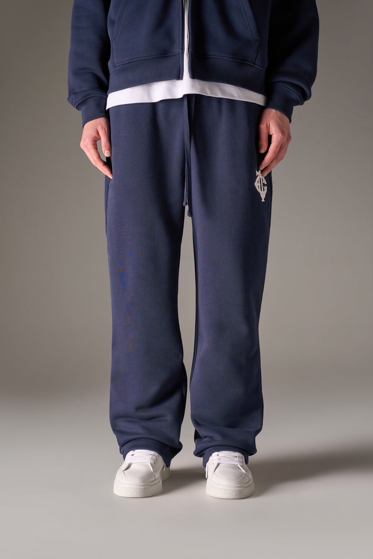 HEAVYWEIGHT MONOGRAM APPLIQUE EMBLEM JOGGERS - NAVY
