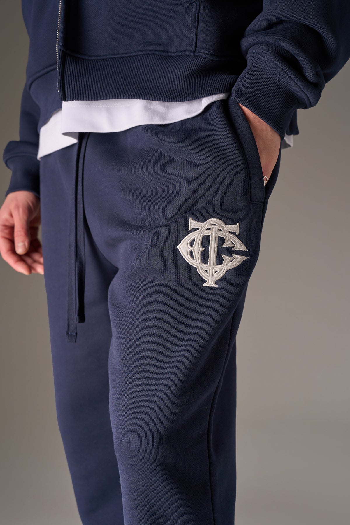 HEAVYWEIGHT MONOGRAM APPLIQUE EMBLEM JOGGERS - NAVY