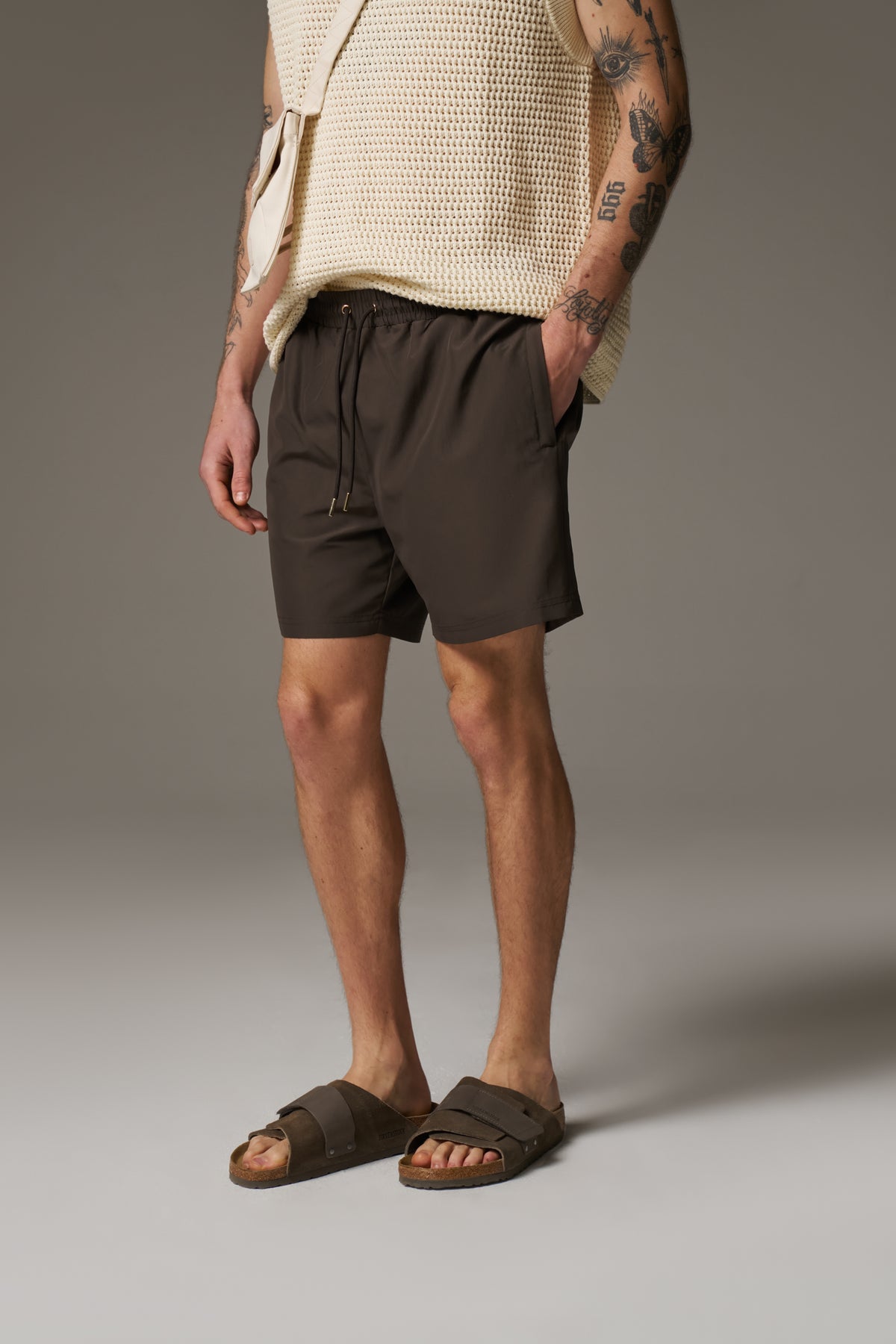 WATER REACTIVE EMBLEM SWIM SHORT - BROWN