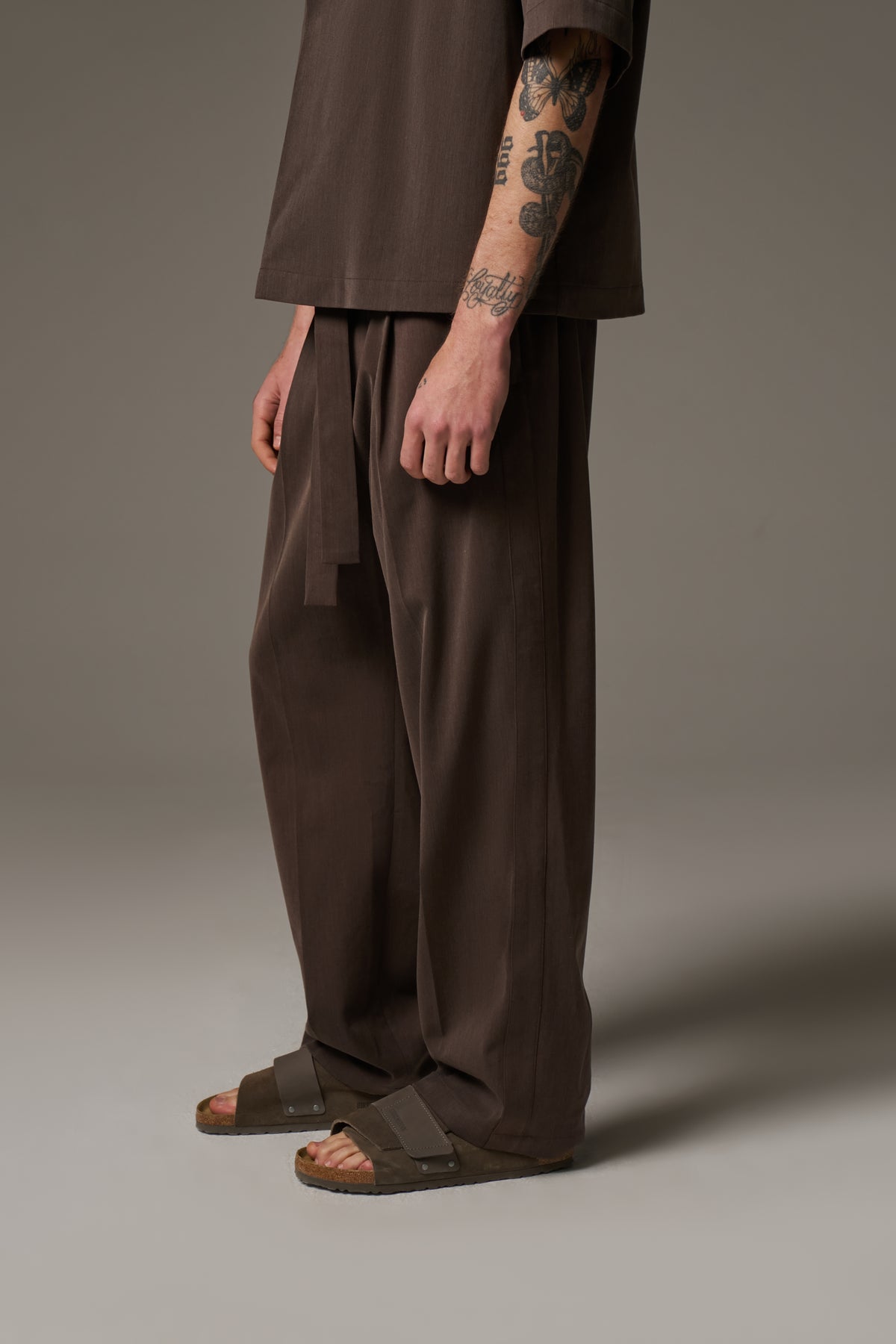 SMART TIE BELTED TROUSERS - BROWN