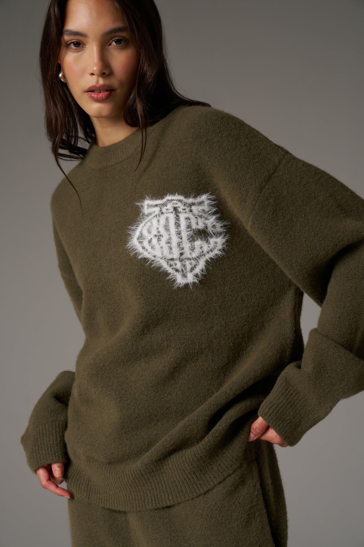 MONOGRAM FLUFFY KNIT CREW - KHAKI