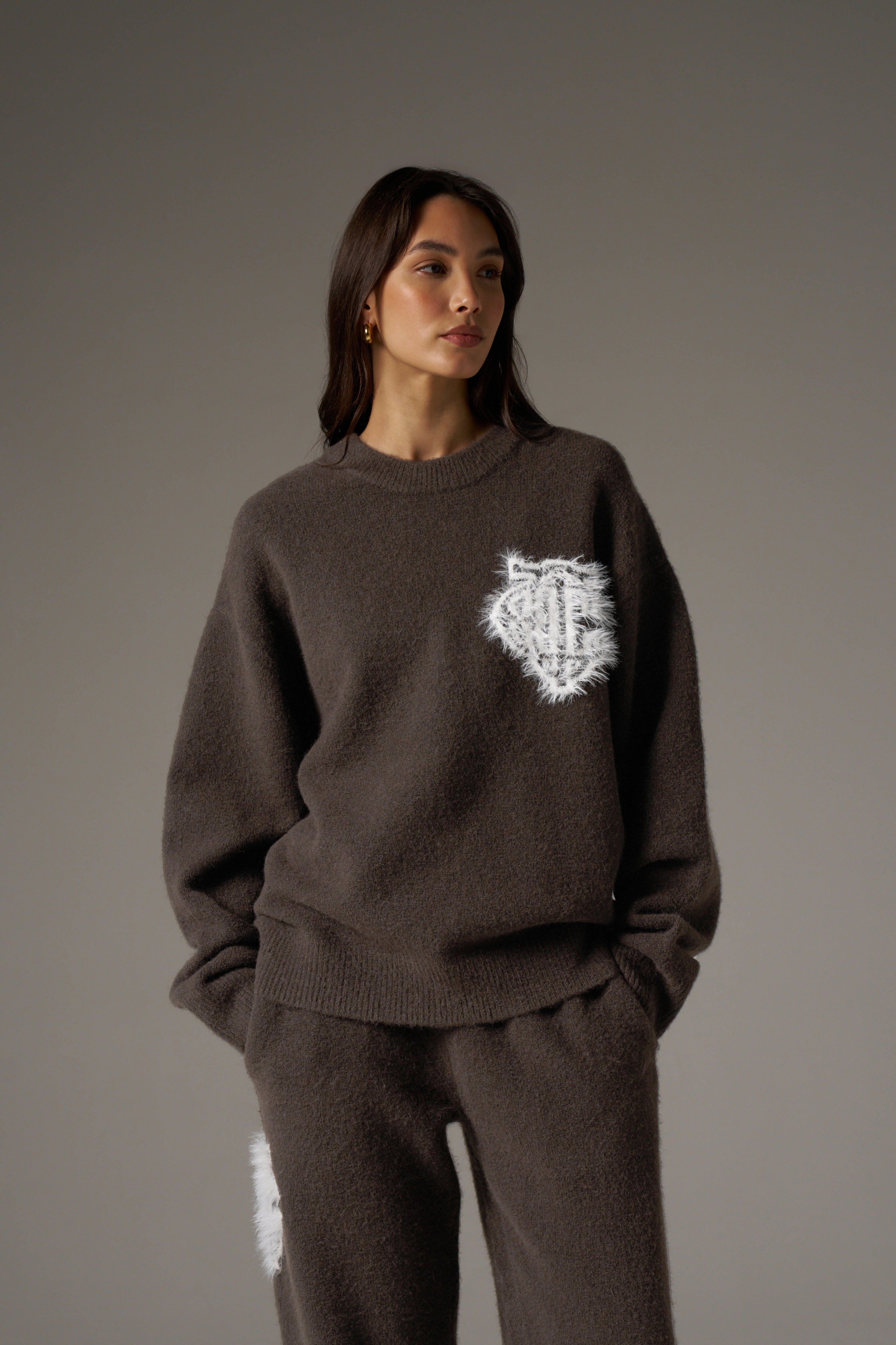 MONOGRAM FLUFFY KNIT CREW - BROWN